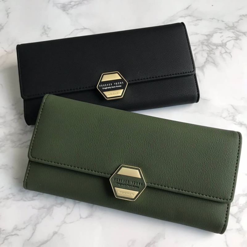 กระเป๋าสตางค์ งานแบรนด์เเท้ 100% พับยาวใส่เเบงค์ ใส่บัตร ใส่เหรียญ มีสายคล้องมือ วัสดุ:หนัง PU เกรดดีมากเนื้องานดีมาก สัมผัสแล้วนุ่ม อะไหล่ทองสวย โทนสีก็ดูแพงที่สุด