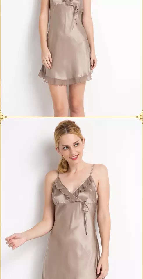 ชุดนอนผ้าไหม สีชมพูอ่อน เนื้อผ้าหรู แต่งระบายช่วงอก