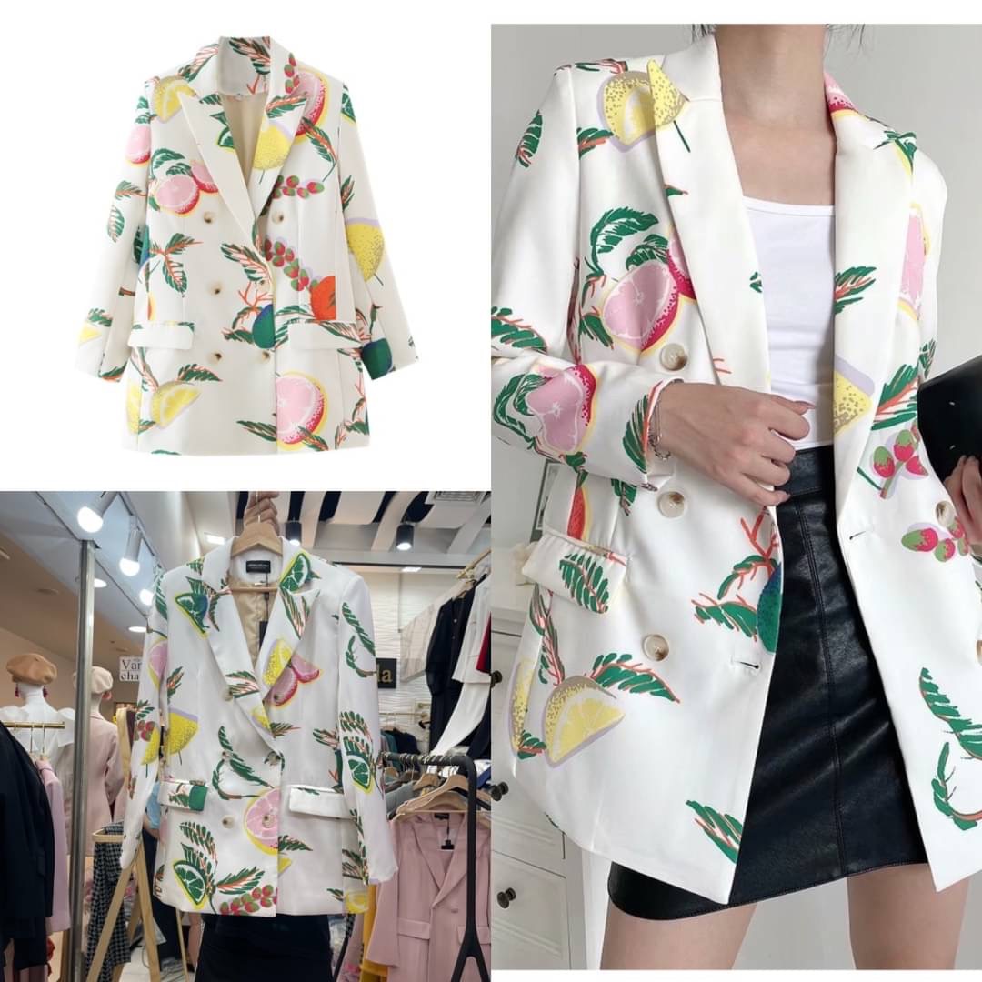 Blazer ทรง oversize ลายผลไม้ที่ทุกคนต้องมีค่าา งานจริงผ้าดี นุ่มมากกก เป็นทรง over size นะคะ ใส่ได้ทุกโอกาสจริงค่ะรุ่นนี้ กระเป๋าจริง มีซับในทั้งตัวนะคะ มีเสริมไหล่บางๆ ให้เป็นทรงสวยน๊า