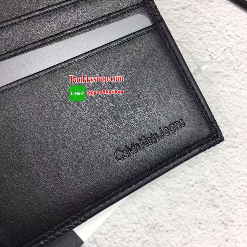New arrival!!! พร้อมส่ง Calvin Klein Wallet กระเป๋าสตางค์แบบพับ 2 ตอนสำหรับผู้ชาย ตัวกระเป๋าเป็นหนังลวดลายโดดเด่นดูไม่จำเจ ด้านในมีช่องใส่บัตร ใส่ธนบัตรแยกเป็นสัดส่วน ไม่ว่าจะใช้เองหรือเป็นของขวัญก็คุ้มค่าน่าใช้มากค่า