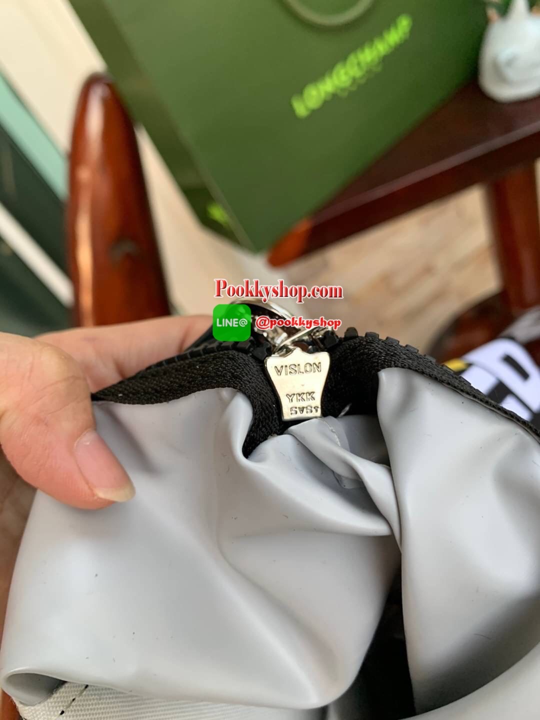 LONGCHAMP X POKÉMON SHOULDER BAG เพราะรู้ว่า &quot;เลอ ปลิยาจ&quot; (Le Pliage) เป็นกระเป๋าไอคอนิคยอดนิยมของคนทุกเพศทุกวัย ไม่ว่าจะเป็นคนธรรมดาหรือเซเล็บ ลองฌอมป์ก็เลยจัดให้ &quot;ปิกาจู&quot; ไปวิ่งเล่นอยู่บนกระเป๋าที่ออกมาเป็นซีรีส์ซะเลย และยังคงความ Le