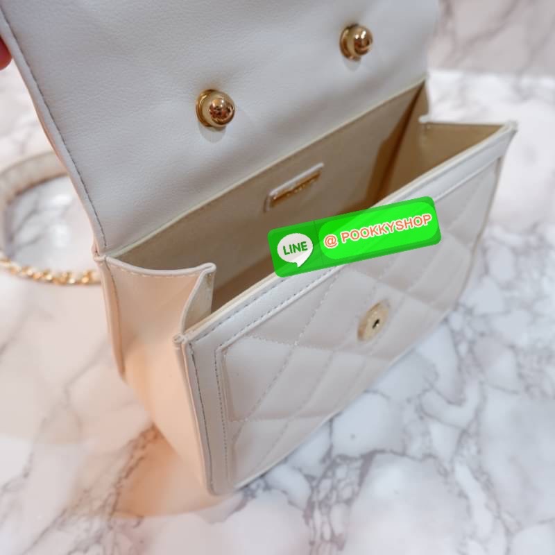 LYN กระเป๋าสะพายข้างรุ่นใหม่ อะไหล่สีทอง หนังนิ่ม ปักลายตาราง ด้านหน้าแต่งด้วยโลโก้แบรนด์ สายกระเป๋าเป็นโซ่สลับหนัง น้ำหนักเบา ด้านในสามารถใส่กระเป๋าตัง โทรศัพท์มือถือ เพาเวอร์แบงค์ มีช่องใส่ของขนาดเล็ก