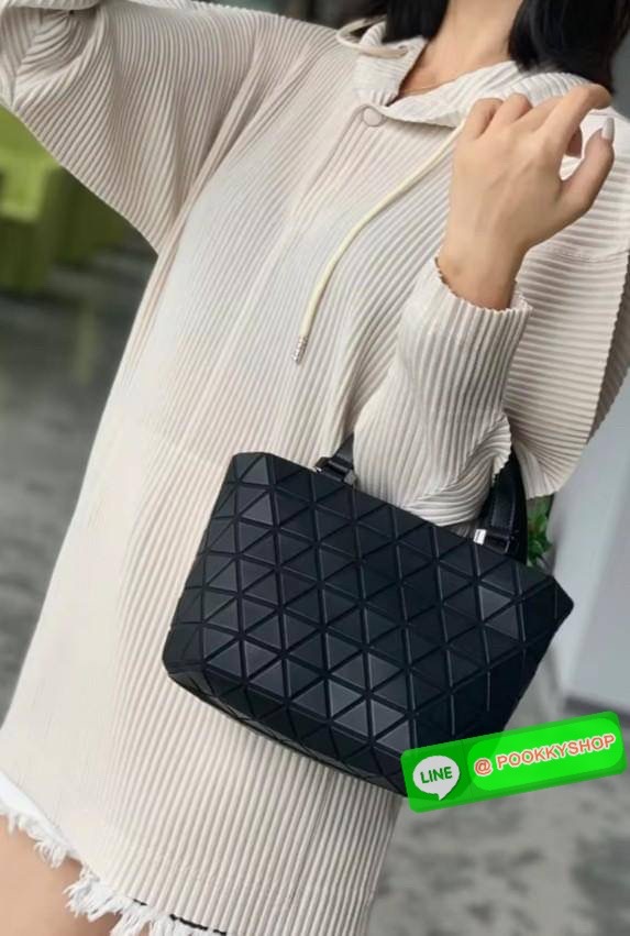 💕BAO BAO ISSEY MIYAKE MATTE CRYSTAL SMALL TOTE เป็นกระเป๋าทรงโท้ทที่มีความพิเศษด้วยการออกแบบแผ่นสามเหลี่ยมแบบใหม่จัดเรียงต่อกันในแนวตั้งเสริมกระเป๋าให้ดูหรูหรา ทันสมัย และดูมีเอกลักษณ์เป็นของตัวเอง อีกทั้งยังมีโครงสร้างฐานตาข่าย นอกจากช่วยให้กระเป