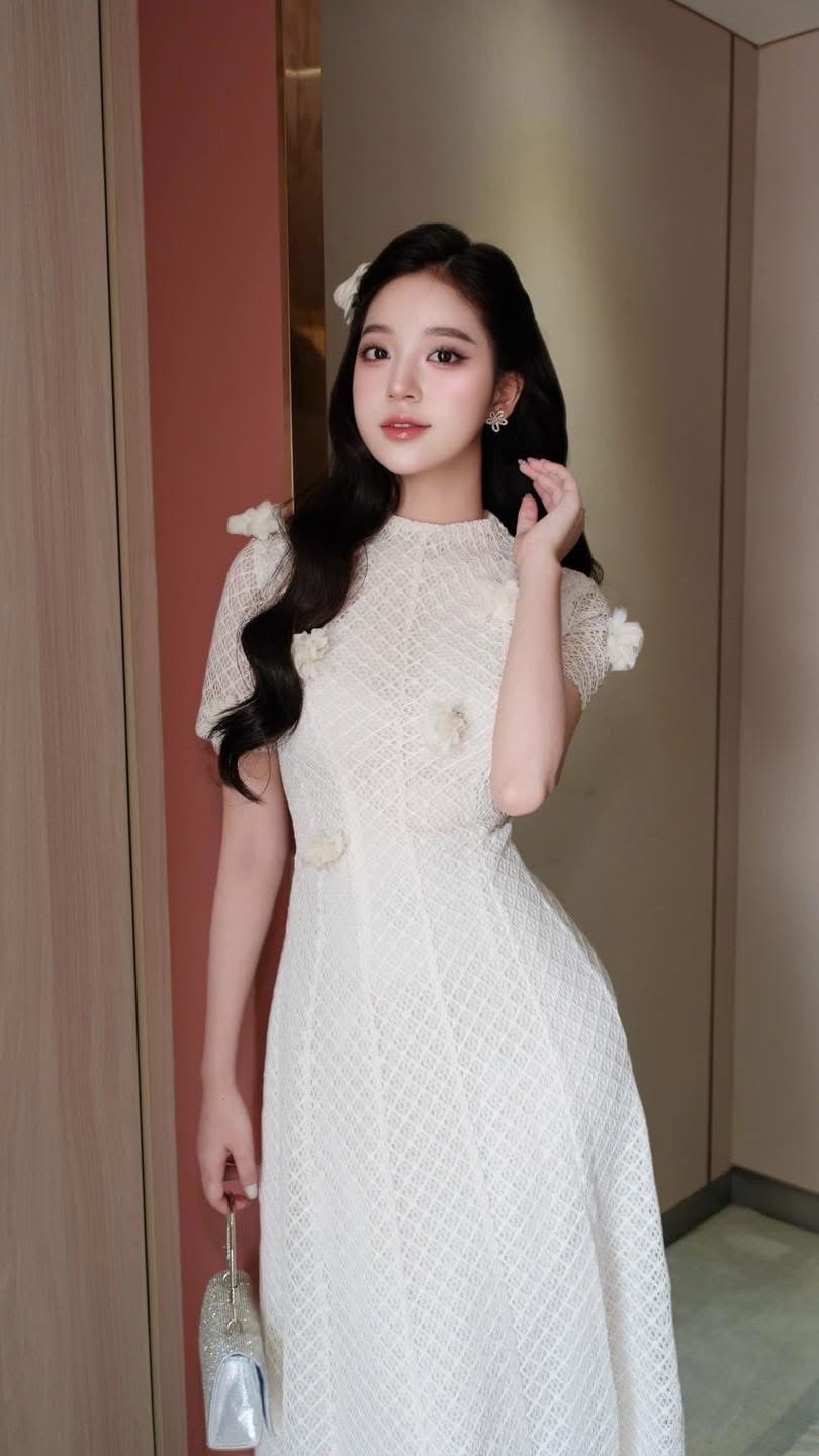 เดรสแฟชั่น Maxi เดรสแขนสั้น สีขาวคอปีน ดีเทลช่วงอกเย็บติดดอกไม้3Dทรงเข้ารูป