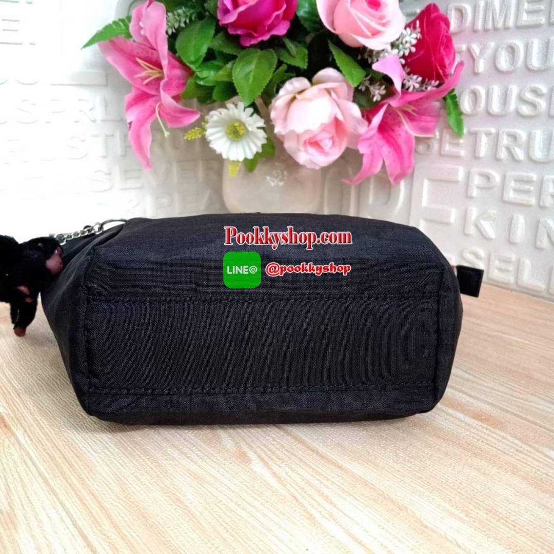 KILING NORI Handbag & Shoulder bag กระเป๋าถือหรือสะพายขนาดกลาง ทำจากวัสดุ ผ้า Nylonเคลือบ+Polyester น้ำหนักเบา จุดเด่นที่ช่องหลักมีขนาดใหญ่ พร้อมช่องซิปแยกย่อย สามารถใส่สัมภาระได้เยอะ มาพร้อมสายสะพายยาว สามารถปรับระดับได้ตามความต้องการ มีพวงกุญแจลิงห้อยตา
