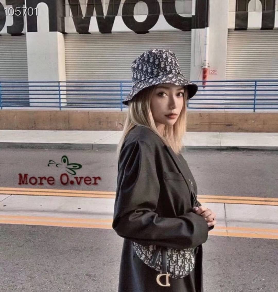 หมวกทรง bucket ทอลายโลโก้แบรนด์ ทั้งใบ สีกรมสวยหรู ใบนี้คุ้มมากค่ะ ใส่ได้ทั้ง้ 2 ด้านนะค่ะ ทรงนี้ใส่ได้ตลอดนะค่ะ มีติดไว้ได้เลยจ้า ทรงสวยมาก งานคุณภาพการันตี มีป้าย tag แบรนด์