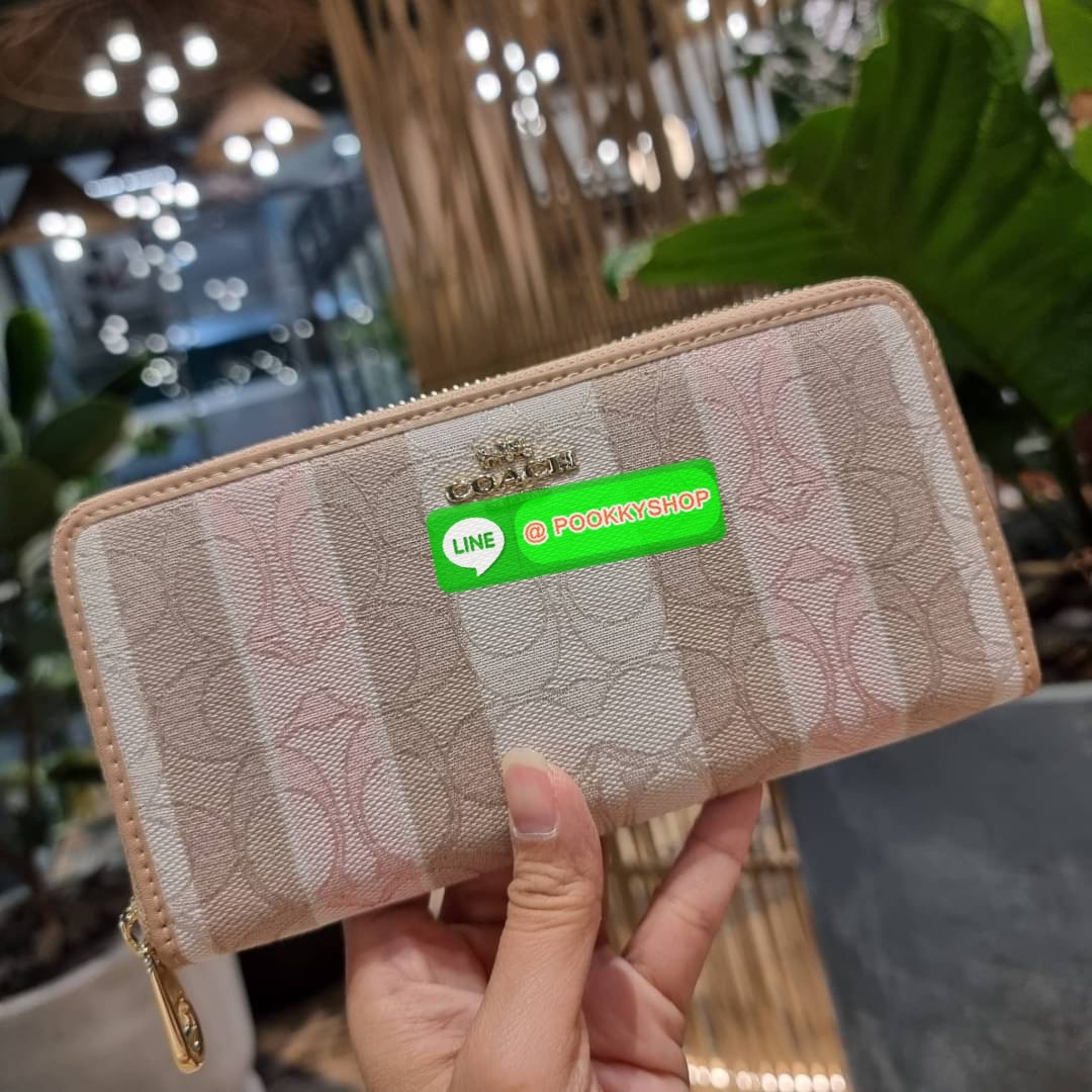 COACH C8313 LONG ZIP AROUND WALLET WITH SIGNATURE JACQUARD WITH STRIPES พร้อมเสิร์ฟความเลิศหรู ใหม่ล่าสุด กระเป๋าสตางค์ใบยาวกึ่งคล้องมือ ดีไซน์ผู้ดี๊ผู้ดี รุ่นขายดี ถือใช้คือขับผิวสุด!! วัสดุผ้า jacquard ลวดลายดูแพง มาพร้อมสายคล้องมือ ถอดออกได้ ภายในใส่บั