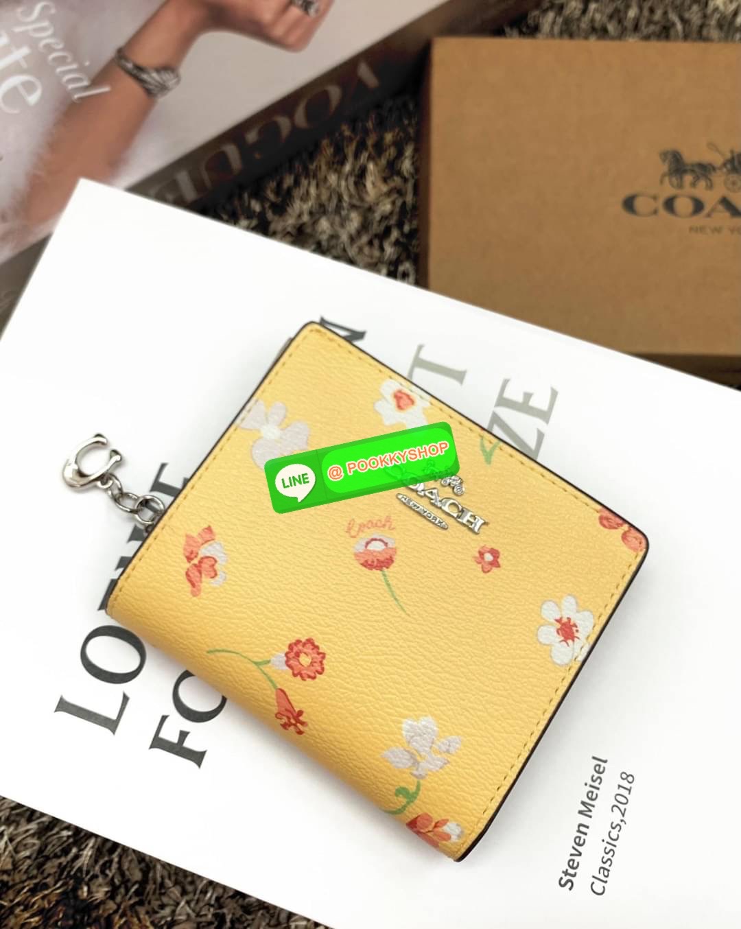 COACH SNAP WALLET ((8704//6941)) 🌍พร้อมส่ง ห้ามพลาด ก่อนหมดค่ะ! ✔️กระเป๋าเงินใบสั้น หนังแท้ แต่ละสีปริ้นลายได้สวยงาม แตกต่างกันไปค่ะ ✔️เปิด-ปิดกระเป๋าแบบกระดุม ภายในมีช่องใส่ธนบัตรตามยาว และช่องเสียบบัตร5ช่อง//มีช่องซิปแยกฝั่งห้อยด้ว