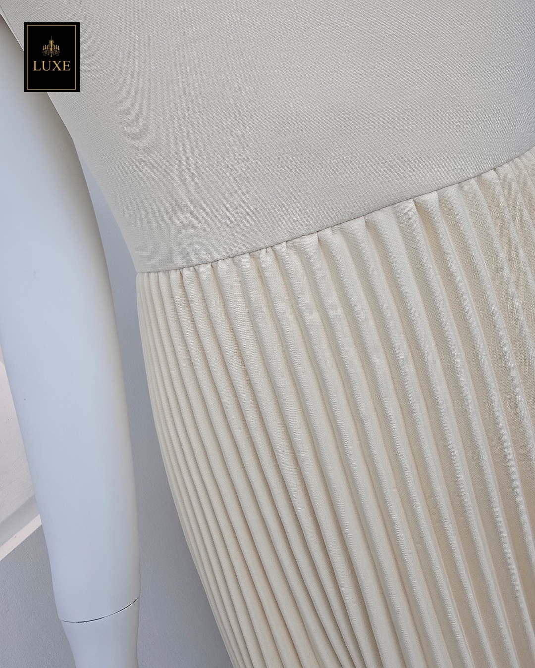 เดรสแฟชั่น เดรสเสื้อคอวีแขนกุด กระโปรงพลีทรอบตัว