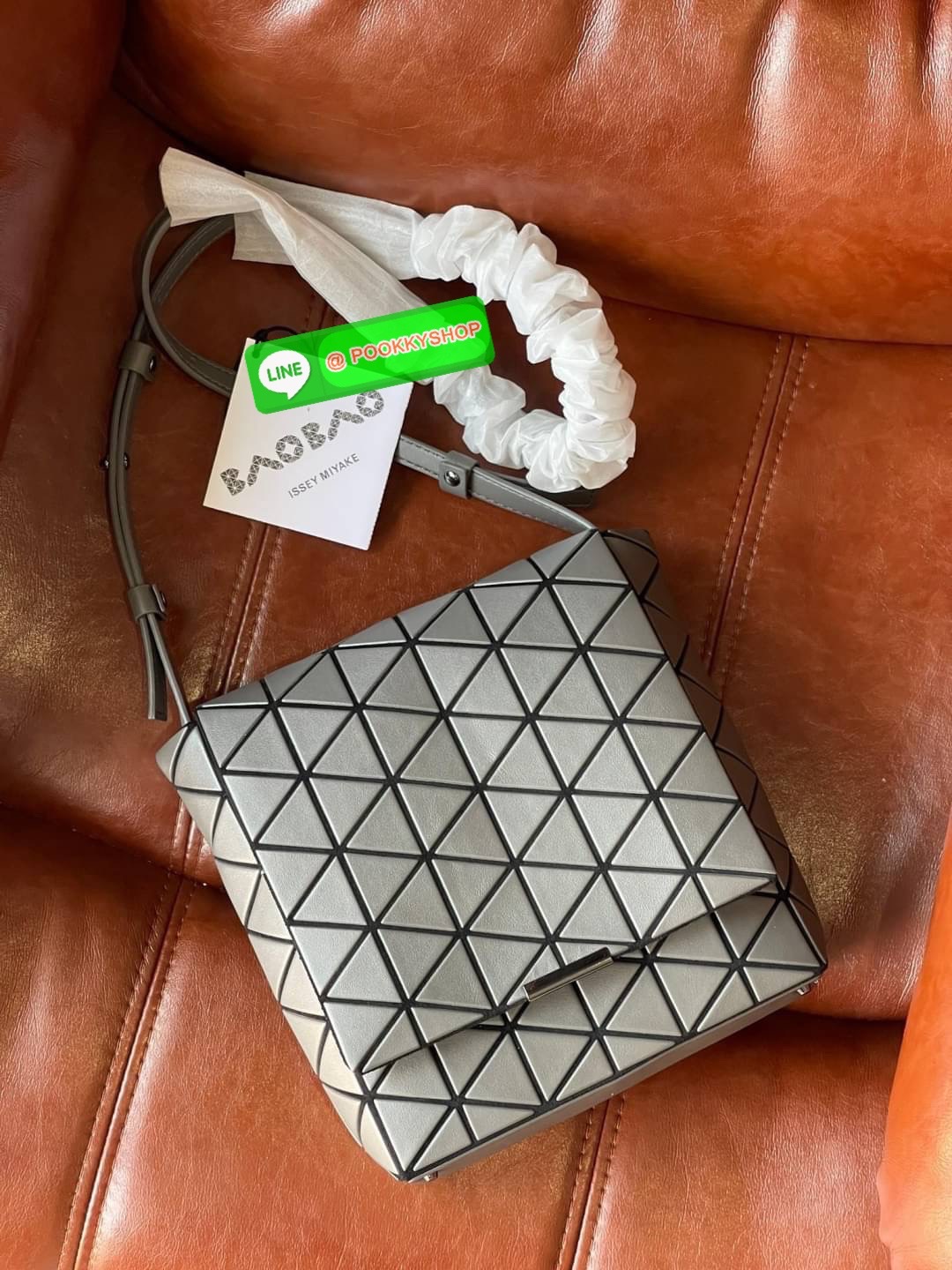 💕Baobao Issey Miyake Off-White Flap Messenger Bag(Large) สำหรับใครที่ต้องการใช้งานแบบเน้นการเคลื่อนไหวที่คล่องตัว แนะนำรุ่นนี้เลยคะ มาพร้อมแผ่นรูปทรงสามเหลี่ยมอันโดดเด่นแฝงไปด้วยความทันสมัยบ่งบอกถึงความเป็นเอกลักษณ์ของแบรนด์ได้เป็นอย่างดี ซึ่งสายส