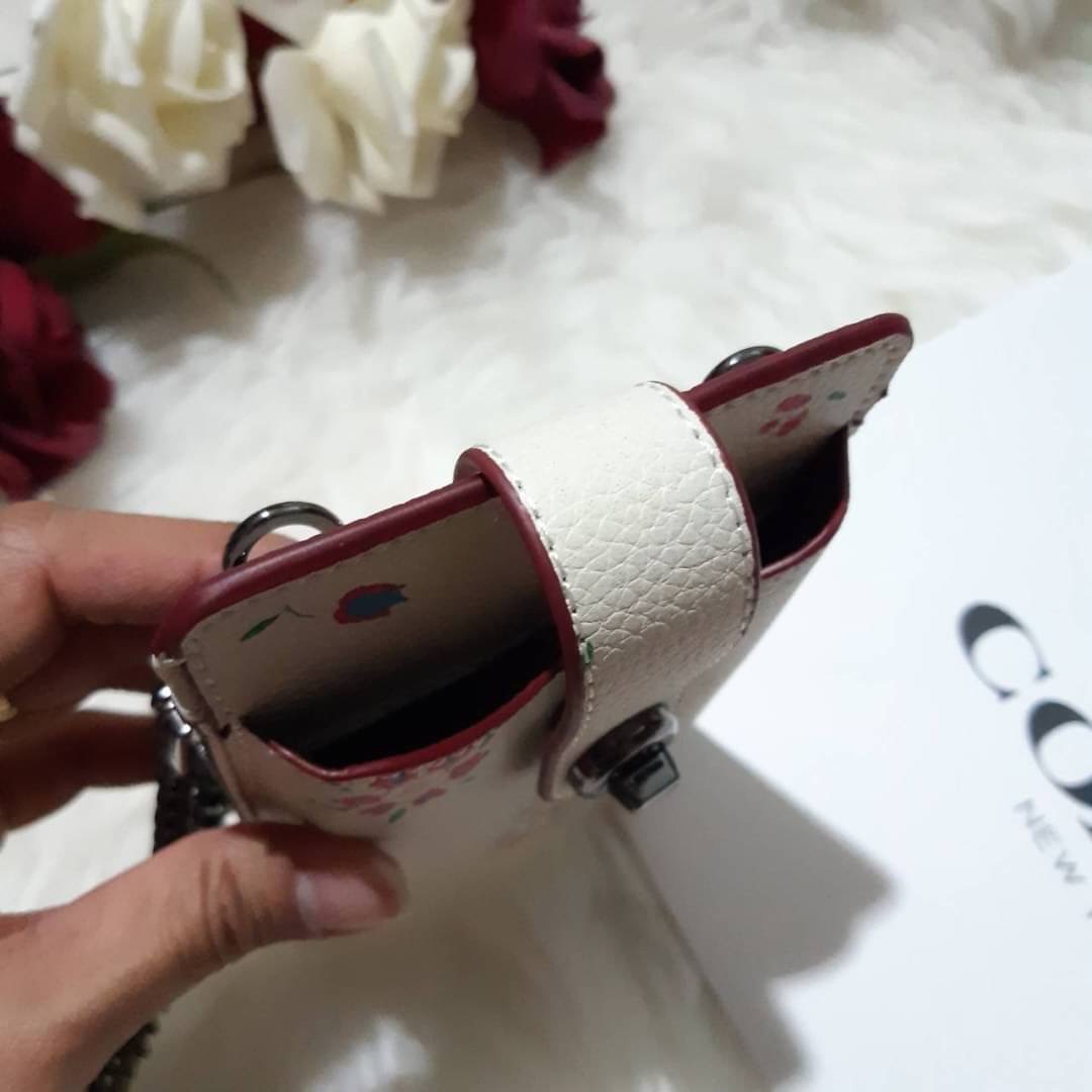 COACH 825 TURNLOCK CHAIN PHONE CROSSBODY IN BLOCKED SIGNATURE CANVAS ฮอตและปังกว่านี้ไม่มีแล้ว!! กระเป๋าเอนกประสงค์ สำหรับใส่โทรศัพท์ ใส่บัตรได้ มีช่องซิปแยกให้ด้วย ขนาดพกพาดีงาม!! 💕 ใส่โทรศัพท์ได้ทุกรุ่นน้า สายสะพายยาวประมาณ 23" (วัดจากไหล่)