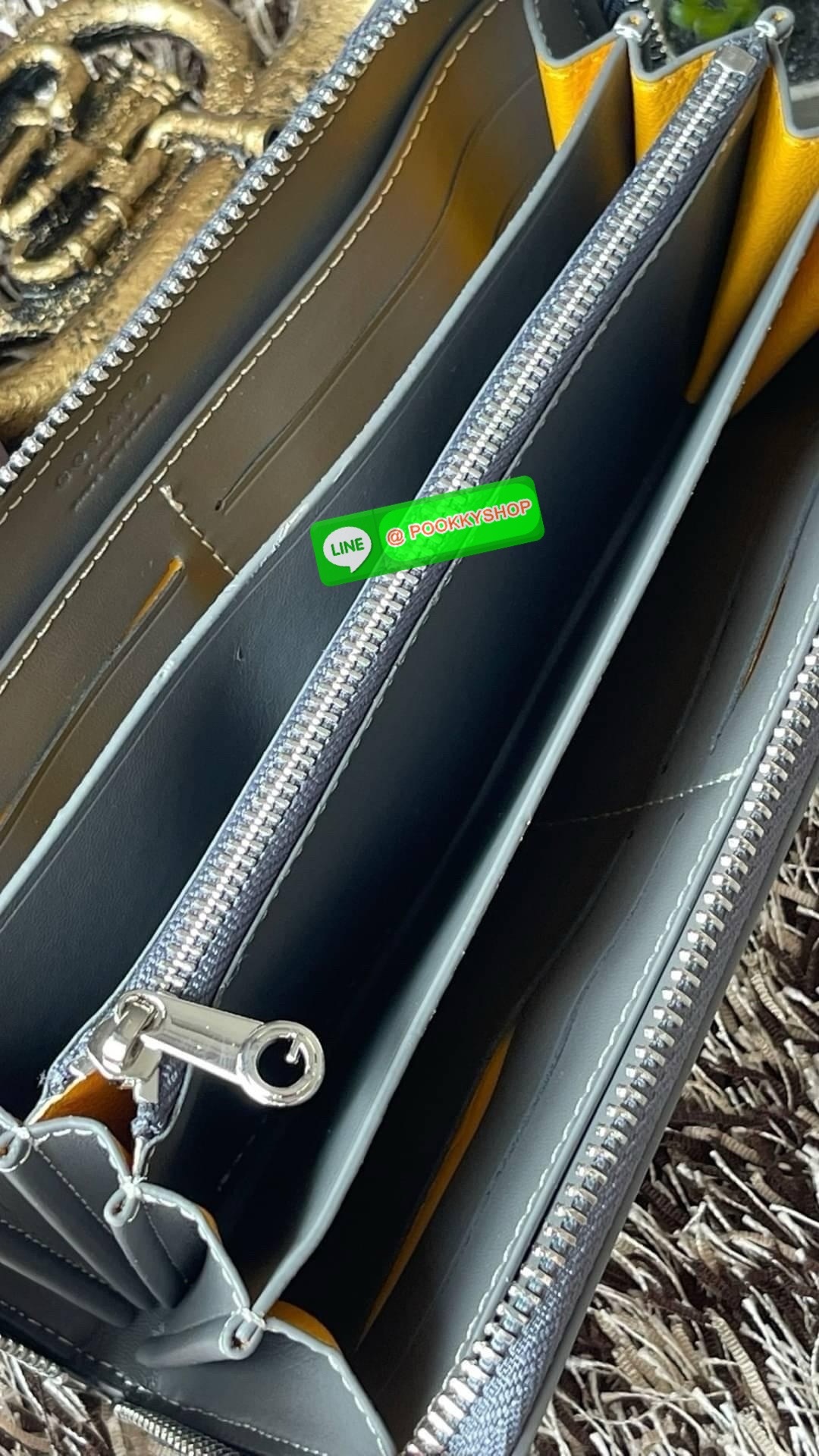 Goyard Matignon GM Wallet แบรนด์สัญชาติฝรั่งเศสที่มีความคลาสสิคและลวดลายอันเป็นสัญลักษณ์ อีกหนึ่งรุ่นที่แนะนำ กระเป๋าสตางค์ แบบยาว Matignon GM ที่มีซิปปิดสนิทและปลอดภัย ช่องใส่การ์ด 12 ช่อง ช่องซิปตรงกลาง และช่องเก็บของขนาดใหญ่ 2 ช่อง ช่วยให้คุณเก็บการ์ด