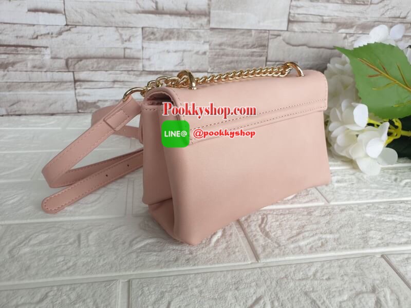 Guess Mini Crossbody Bag กระเป๋าสะพายข้าง Crossbody หนังนิ่มเรียบอยู่ทรง มาพร้อมพวงกุญแจแบรนด์ฝังเพชรสวยหรู ดูแพง พวงกุญแจถอดออกได้ กระเป๋าขนาดกำลังพอดี น่ารัก น่าใช้ค่ะ เปิด-ปิดด้วยกระดุมแป็ก ด้านหน้าติดโลโก้แบรนด์อะไหล่ทอง ภายในโล่ง ซับในผ้าอย่างดี มีช่