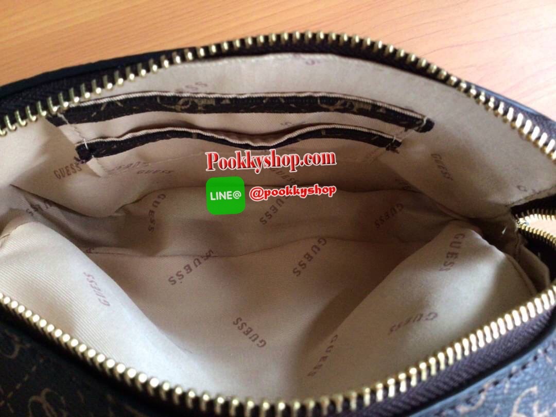 GUESS NOELLE CROSSBODY CAMERA BAG กระเป๋าสะพาย Crossbody รุ่นยอดนิยมหนังเรียบ และ หนังลาย Signature แบรนด์รอบใบ สวยอยู่ทรง ขนาดกำลังดี ด้านหน้ามีโลโก้แบรนด์ เปิดปิดด้วยซิปสะดวกใช้ แบ่งเป็น 2 ช่องซิป ภายในมีโลโก้ซับในลายแบรนด์ ภายในแยกเป็นสัดส่วนใช้งาน ใส่