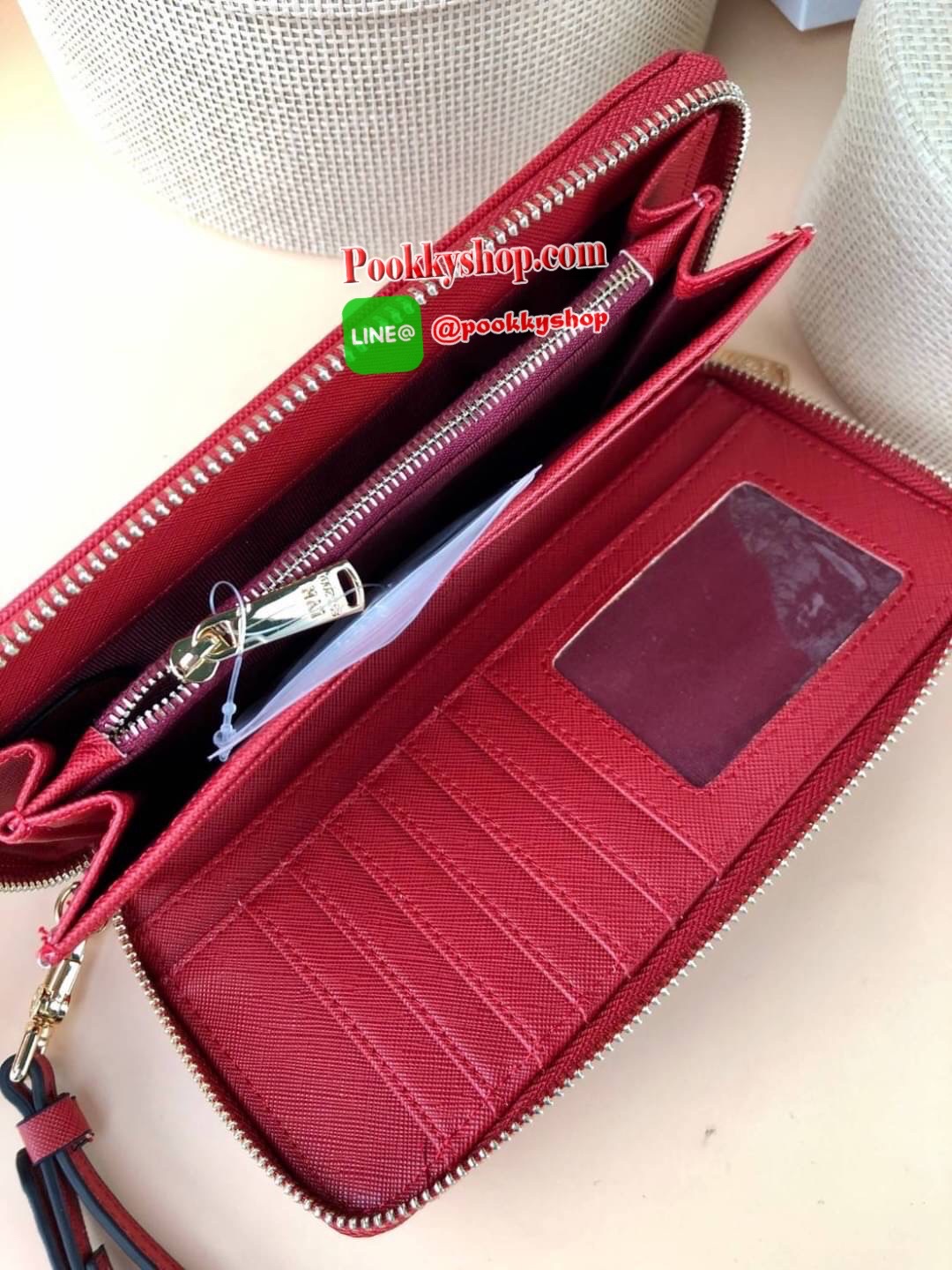 Lyn Rosette Long Wallet กระเป๋าเงินซิปรอบใบยาว วัสดุหนังลายsafiano ด้านหน้ามีโลโก้แบรนด์สีทองสวยหรู มาพร้อมสายคล้องมือสามารถถอดสายออกได้ เปิดปิดแบบซิป ด้านในมีช่องใส่การ์ด 12 ช่อง ช่องใส่รูป 1 ช่องและช่องซิปใส่เหรียญ สามารถใส่ธนบัตรได้ตามยาวเลยค่า ใบนี้สว