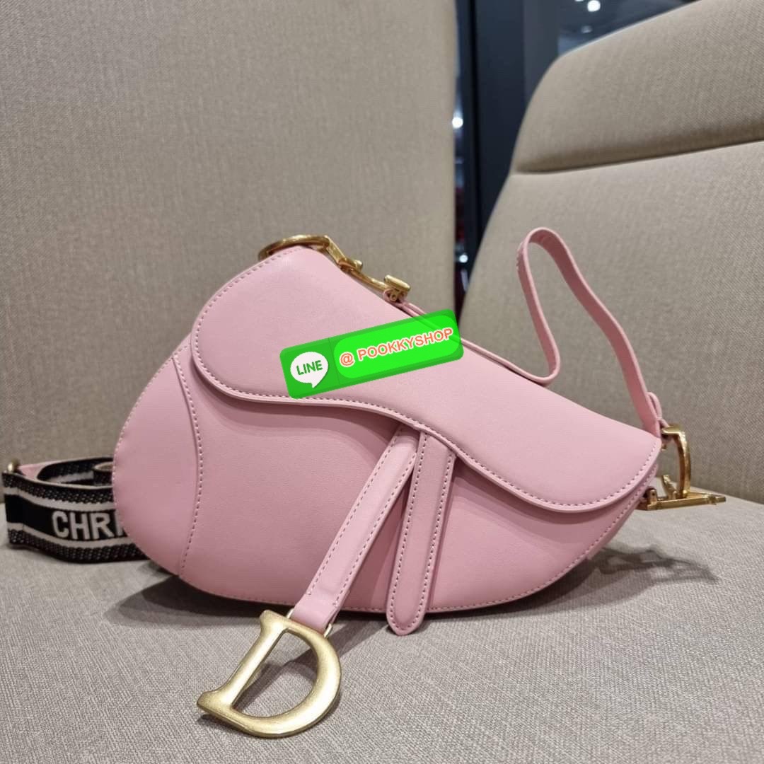 CD SADDLE BAG CALFSKIN กระเป๋าสะพายข้างพรีเมี่ยมกิ๊ฟ ทรงสวยไม่ซ้ำใคร กิมมิคในตัว ดูแพง ไซส์ใหญ่ ดีไซน์ย้อนยุค เป็นเอกลักษณ์สวยทุกแบบ เปิด-ปิดด้วยกระดุมแม่เหล็กซ่อน ใช้งานง่ายมากๆ ภายในเป็นช่องโล่ง มีช่องซิป วัสดุหนังลูกวัวฟอกสี ใส่ของสำคัญได้เลย หมดห่วง ม