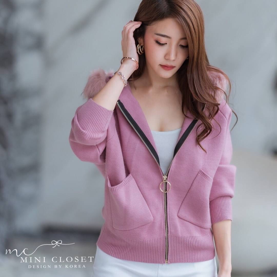 งานขายดี บอกเลยใส่ได้ตลอด สินค้าถ่ายจากงานจริง คุณภาพดีเฟอร์แน่นๆนุ่มๆมีฮู้ด ขนเฟอร์ถอดออกได้ มีซิปหน้า เป๋าข้าง บอกเลยห้ามพลาดค่ะ