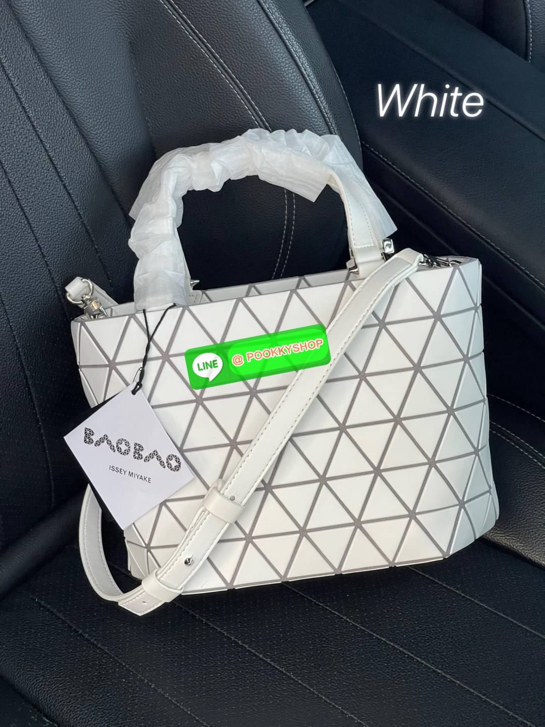 💕BAO BAO ISSEY MIYAKE MATTE CRYSTAL SMALL TOTE เป็นกระเป๋าทรงโท้ทที่มีความพิเศษด้วยการออกแบบแผ่นสามเหลี่ยมแบบใหม่จัดเรียงต่อกันในแนวตั้งเสริมกระเป๋าให้ดูหรูหรา ทันสมัย และดูมีเอกลักษณ์เป็นของตัวเอง อีกทั้งยังมีโครงสร้างฐานตาข่าย นอกจากช่วยให้กระเป