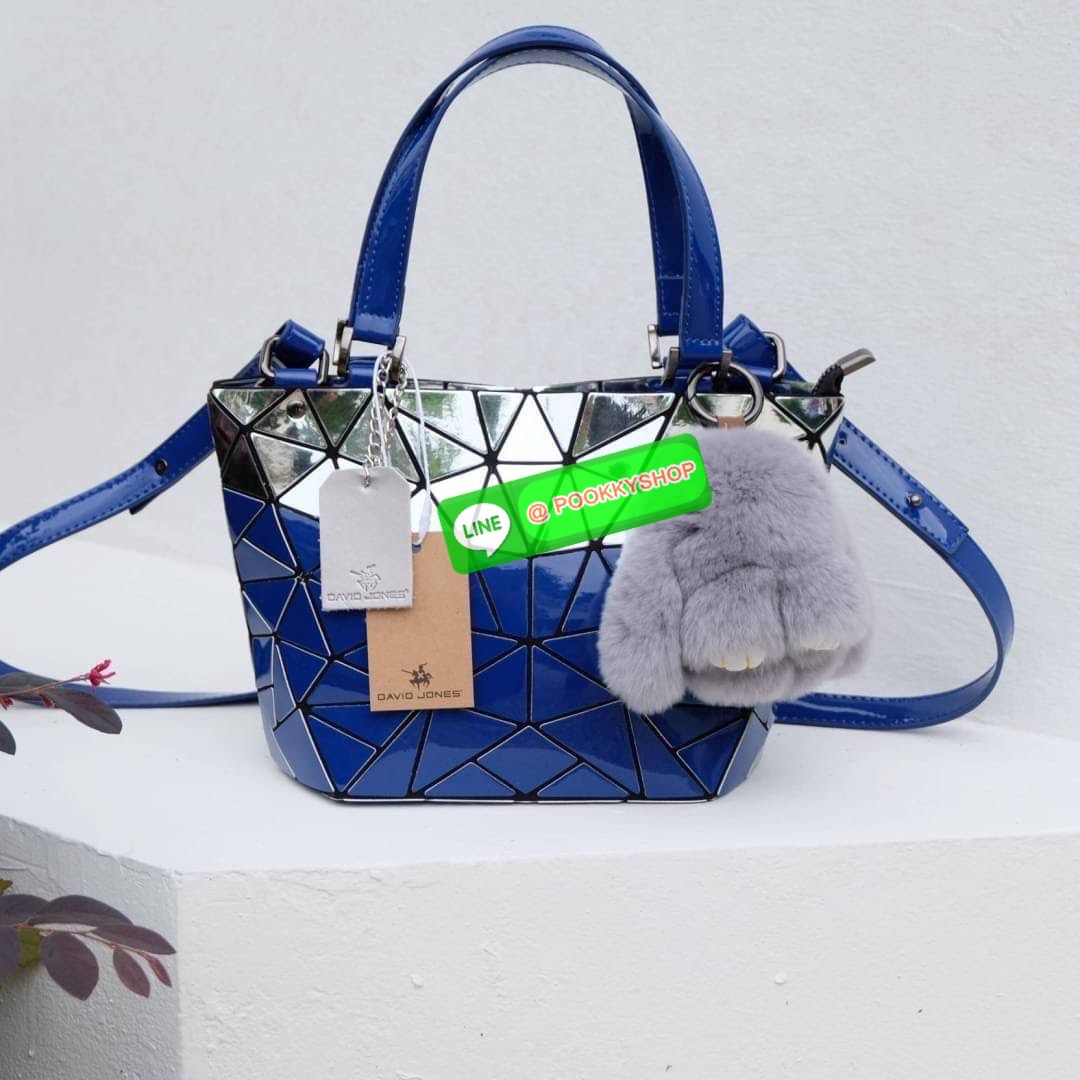 กระเป๋า ทรง Tote ตัวกระเป๋าเย็บติด ด้วยแผ่นอคิลิค สุดหรู ดีไซน์เกร๋ จุดเด่นที่ น้ำหนักเบา สามารถ ถือ หรือ สะพายไหล่ได้คะ ใบใหญุจุของคุ้ม แต่น้ำหนักเบาคะ มีใบเดียวจบ ควรมีติดตู้คะแนะนำเลย