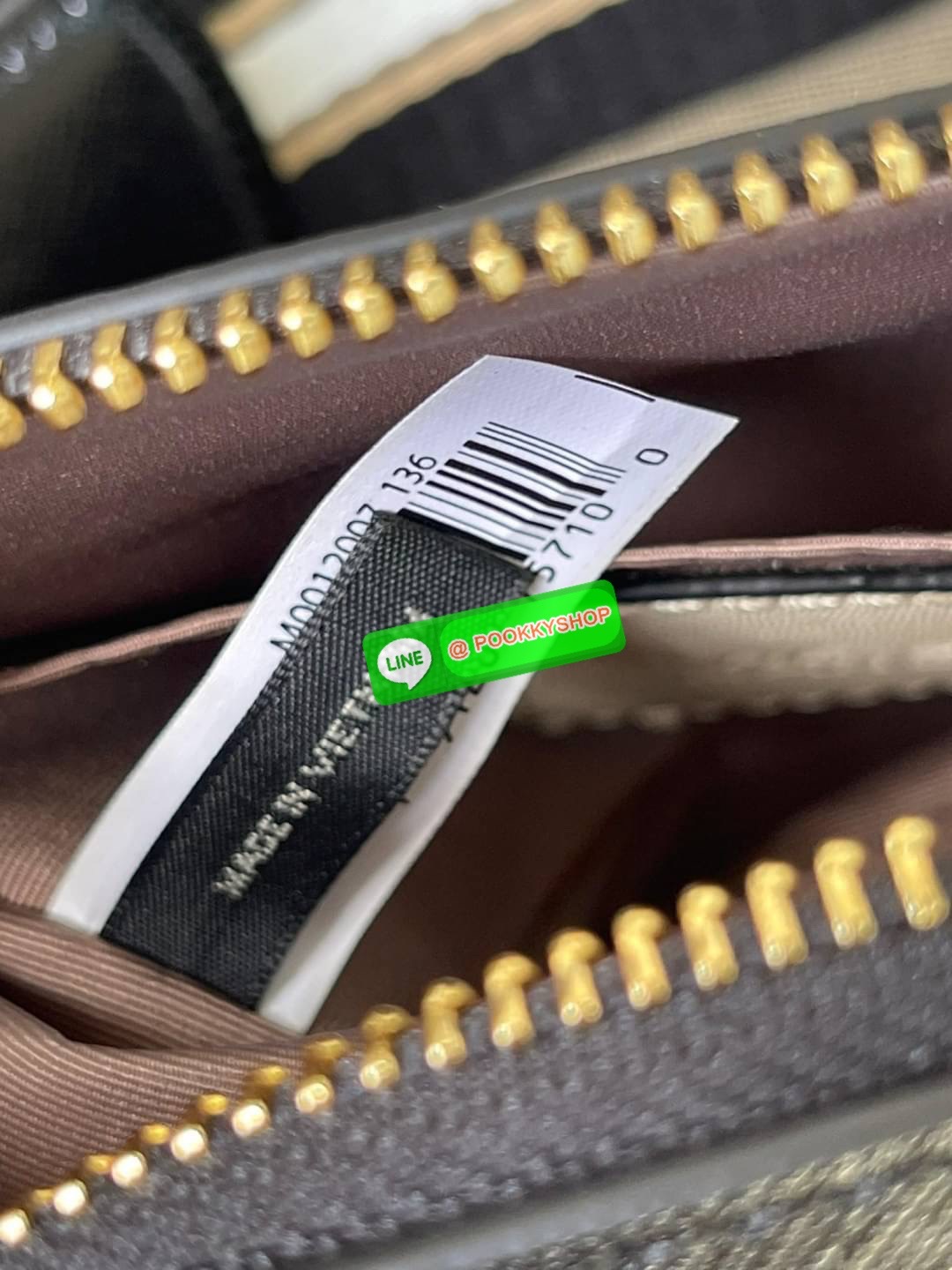 💕 Marc Jacobs Snapshot Bag กระเป๋าแบรนด์ดังจากสัญชาติอเมริกัน นับได้ว่ารุ่นนี้เป็นรุ่นทรงฮิตของ marc jacobs เลยทีเดียว โดยด้านหน้ากระเป๋าจะเป็นโลโก้แบบโลหะที่เป็นสัญลักษณ์ของแบรนด์นี้ มาพร้อมสายสะพายที่จะสะพายยังไงก็ดูโดดเด่น เพราะขนาดใหญ่ที่สกรีน