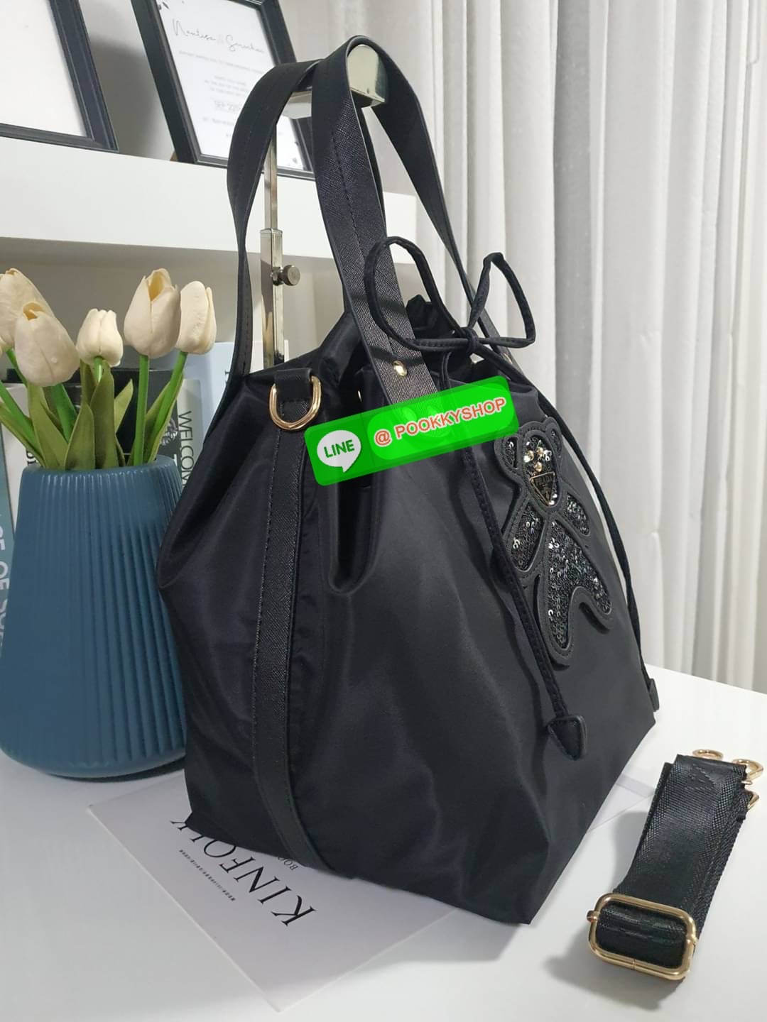 NEW ARRIVALS 2021 ⭐️⭐️ พร้อมส่ง กระเป๋าพรีเมี่ยมกิ้ฟท์ต่างประเทศ จากแบรนด์ Prada กับทรง Bucket Bag ขนาดกำลังดี วัสดุทำจากผ้าไนล่อน ปากกระเป๋ามีสายรูดเปิดปิด ภายในบุผ้าลายแบรนด์ มีช่องซิ ใส่ของแยก ใส่ของได้หลากหลาย ช่องใหญ่คุ้มๆเลยค้า มาพร้อมสายยาวสะพาย Cr