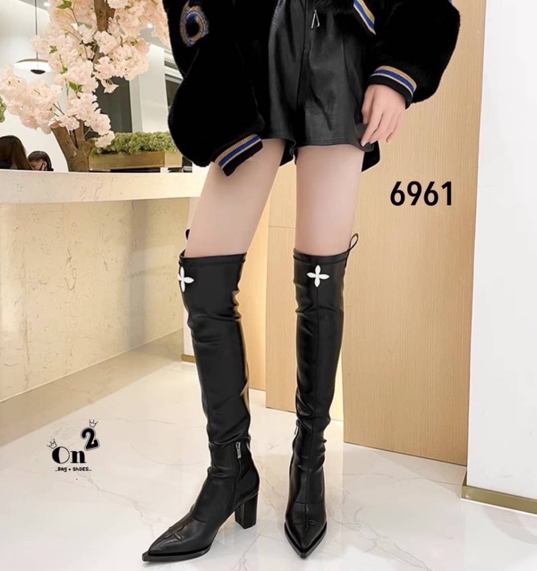 รองเท้าบูทข้อสูง ลุคสนามบิน ซีซั่นนี้คือของที่ต้องมีค่าาหนังนิ่มการตัดเย็บเนียบ ใส่ง่ายการดีไซน์ทรงส้นสูงดูเก๋ งานดีมากกันน้ำ กันฝน ใส่เดินลุยหิมะ ใส่เช็คอินที่เที่ยวสวยๆเริ่ดมาก สาวสายแฟต้องไม่พลาดจ้า