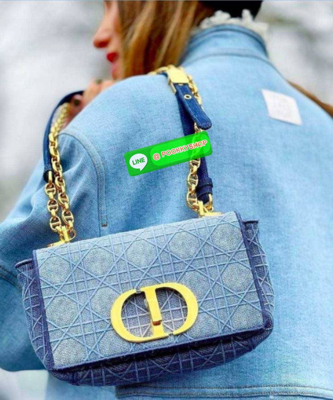 NEW IN CD SMALL CARO SHOULDER BAG กระเป๋าสะพายข้างพรีเมี่ยมกิ๊ฟทรงสวย ดีไซน์ย้อนยุค ที่รอบนี้โดดเด่นเป็นเอกลักษณ์มากๆ ดีไซน์สีเดนิมคลาสสิค เปิด-ปิดด้วยอะไหล่บิดล็อค หรูหรา ใช้งานง่าย วัสดุผ้าเดนิมทนทาน ภายในเป็นช่องโล่ง มีช่องย่อย ด้านหลังก็ยังมีช่องใส่บั