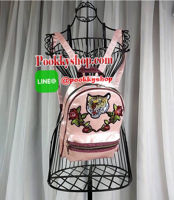 ALDO Grawn Satin Backpack with Tiger&Rose Patches กระเป๋าเป้สะพายหลังจาก ALDO แบรนด์ดังแคนนาดา ดีไซน์สุดชิคปักลายเสือและดอกไม้สวยทั้ง2สี ด้านหน้ามี 1 ช่องซิป เปิดปิดด้วยซิปคู่สะดวกใช้ ภายในมีโลโก้ ช่องซิปและช่องใส่ของ จุได้เยอะ ใส่ ipad ได้ น้ำหนักเบา หูจ