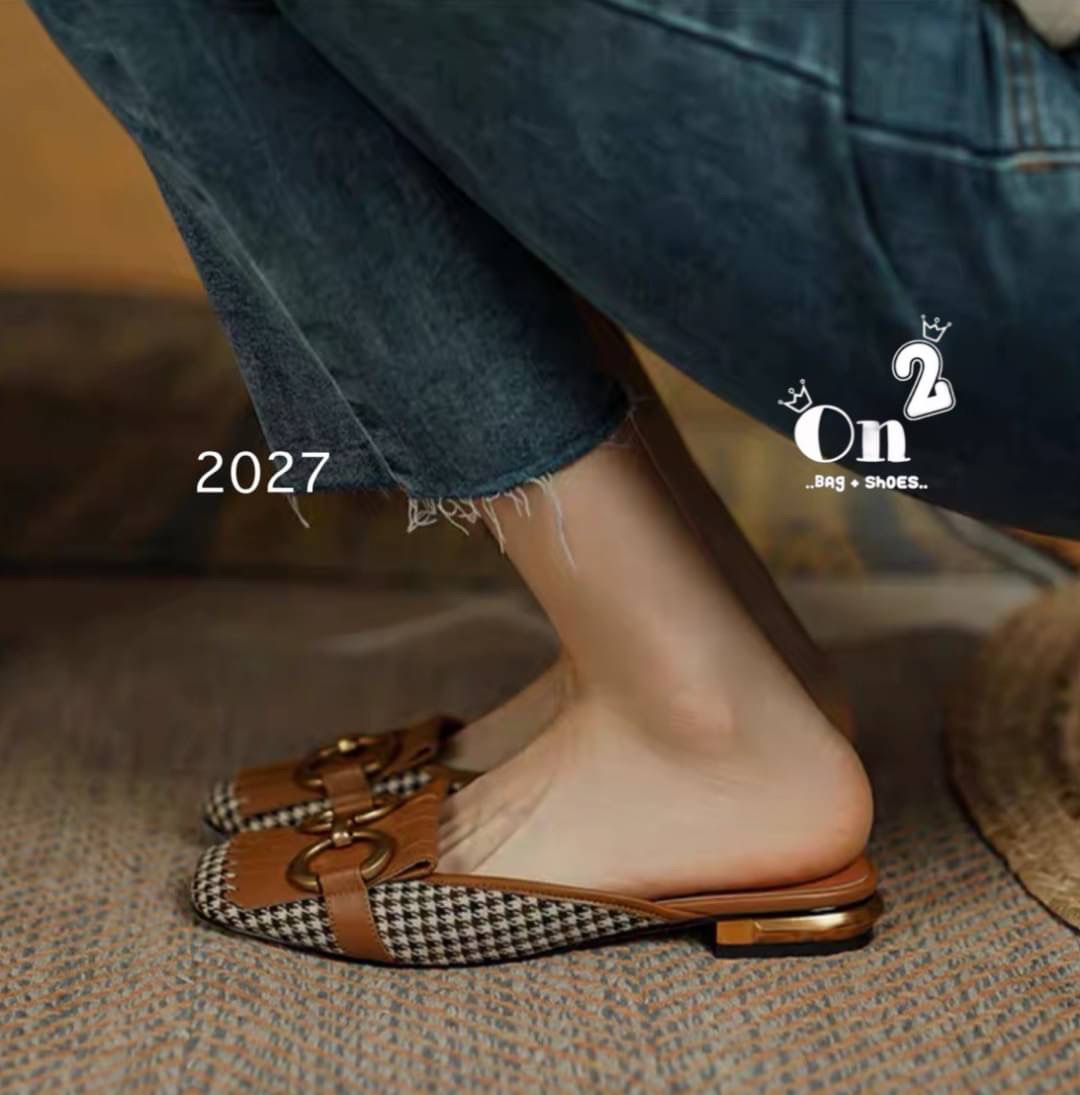 แบบใหม่ พร้อมส่งรองเท้าหัวคัชชูเปิดหลังรัดข้อเท้า หน้าแต่งอะไหล่ทองเหลือง สไตล์แบรนด์ส้นเป็นอะไหล่ทองสวยหรู คู่นี้ใส่แมทกับชุดได้ง่ายทั้งกางเกงและกระโปรงได้หมดทรงสวย