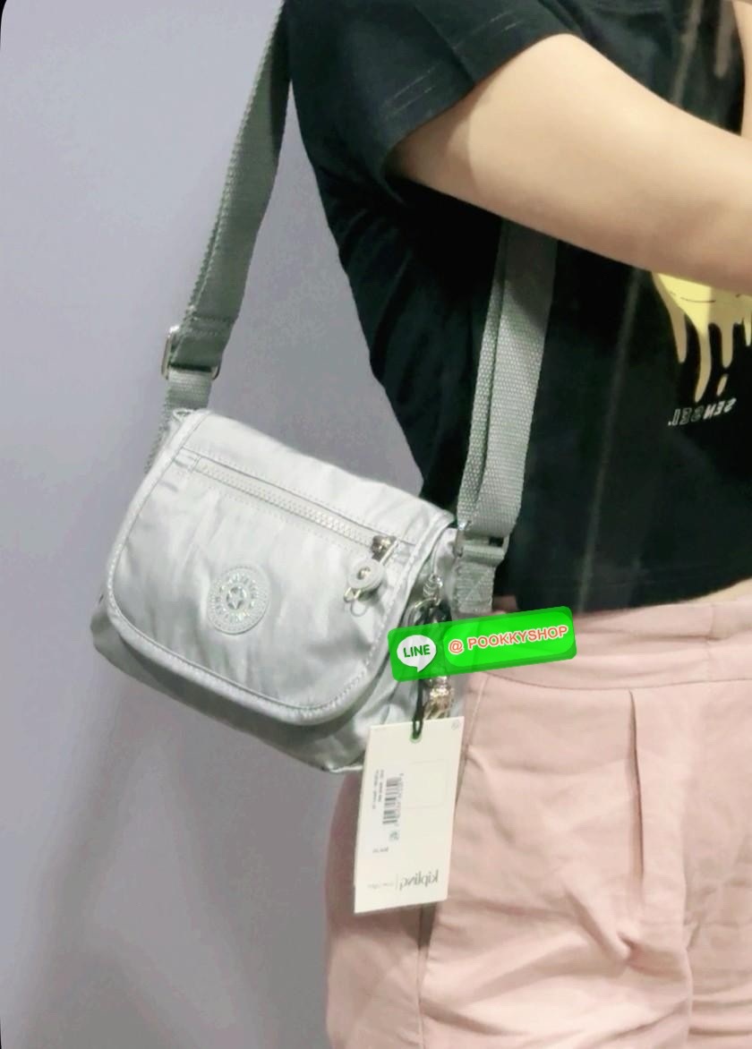 Kipling Sabian Crossbody Mini Bag (AC8280) เป็นอีกหนึ่งกระเป๋าขนาดกะทัดรัด สามารถจัดเก็บของได้เป็นระเบียบ และใส่สิ่งของจำเป็นได้มากกว่าที่คิด โดยมีช่องใส่ของมากมายทั้งด้านหน้า 1 ช่อง ด้านในของกระเป๋า 2 ช่อง อีกทั้งสายสะพายยังสามารถปรับความสั้นยาวได้ตามต้อ