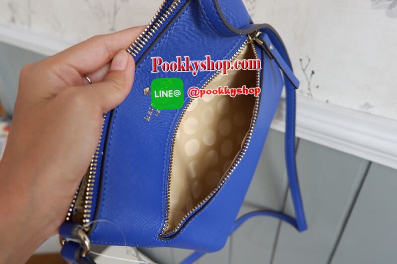 Kate Spade new york saffiano crossbody bag ด้านหน้ามีหนึ่งช่องซิปสำหรับใส่มือถือหรือของจุกจิก เปิดปิดกระเป๋าช่องหลักแบบซิป ด้านในโล่ง มีช่องให้ใส่ของจุกจิกหนึ่งช่อง สายสะพายถอดไม่ได้ เลื่อนปรับระดับได้