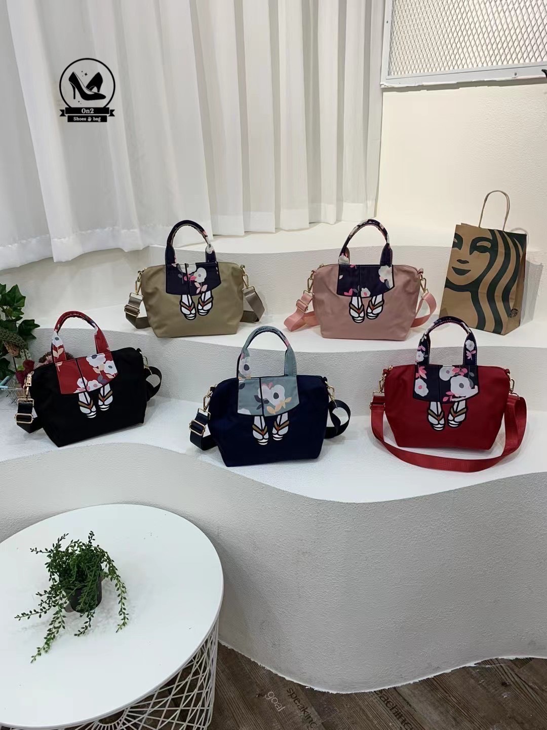 กระเป๋าทรงชอปปิ้ง shoping bag แบรนด์ mis zapatos วัสดุตัวกระเป๋าทำจากผ้ากันน้ำอย่างดี อะหลั่ยสีทอง water proof ด้านหน้าลายน่ารักมากๆ ด้านหลังมีช่องซิป มาพร้อมสายยาว ทำจากผ้ากันน้ำตัวเดียวกับกระเป๋า สามารถปรับระดับได้