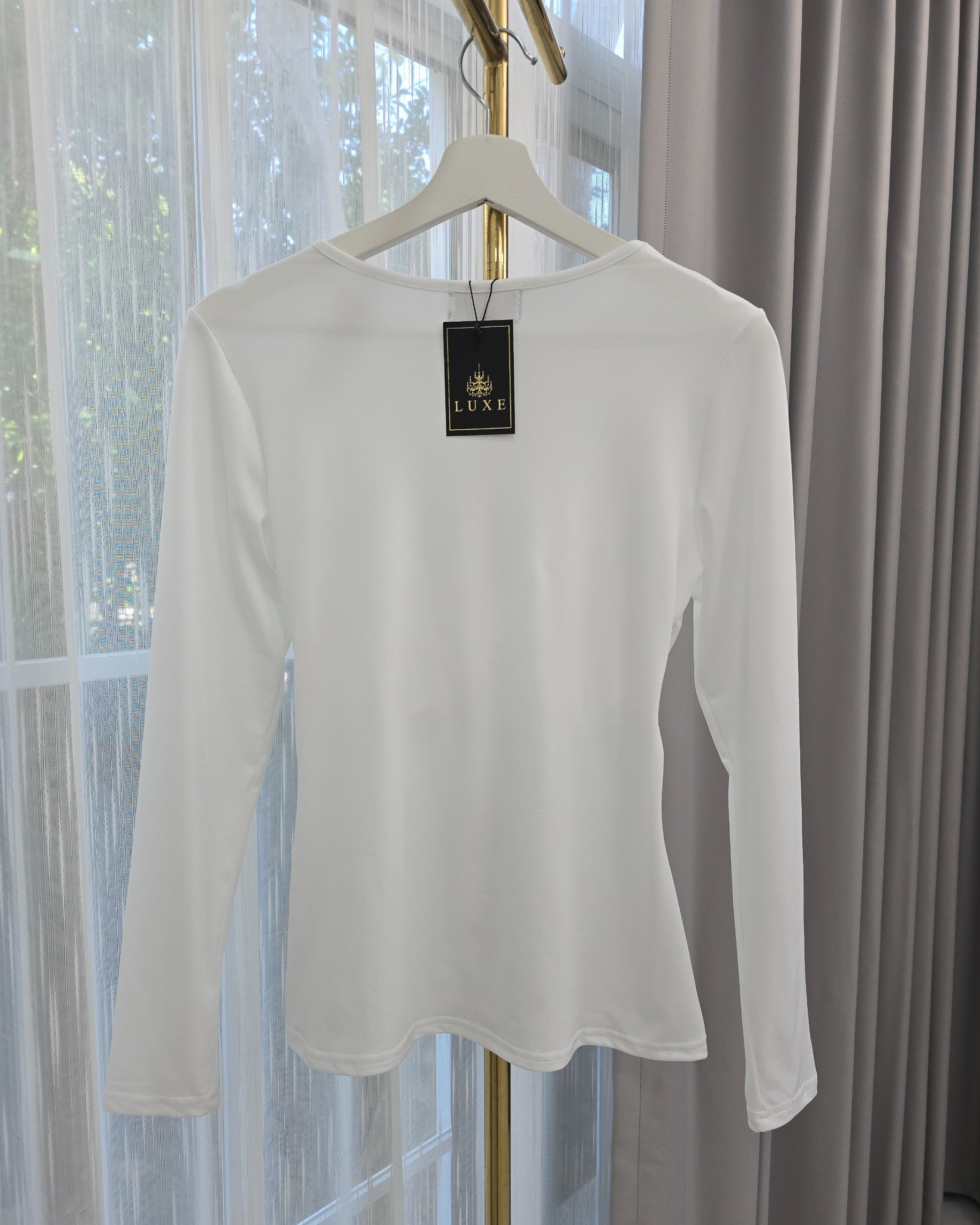 เสื้อแฟชั่น เสื้อคอกลมแขนยาว ลูกเล่นทวิสต์ที่คอเสื้อ ทรงเข้ารูปเล็กน้อย