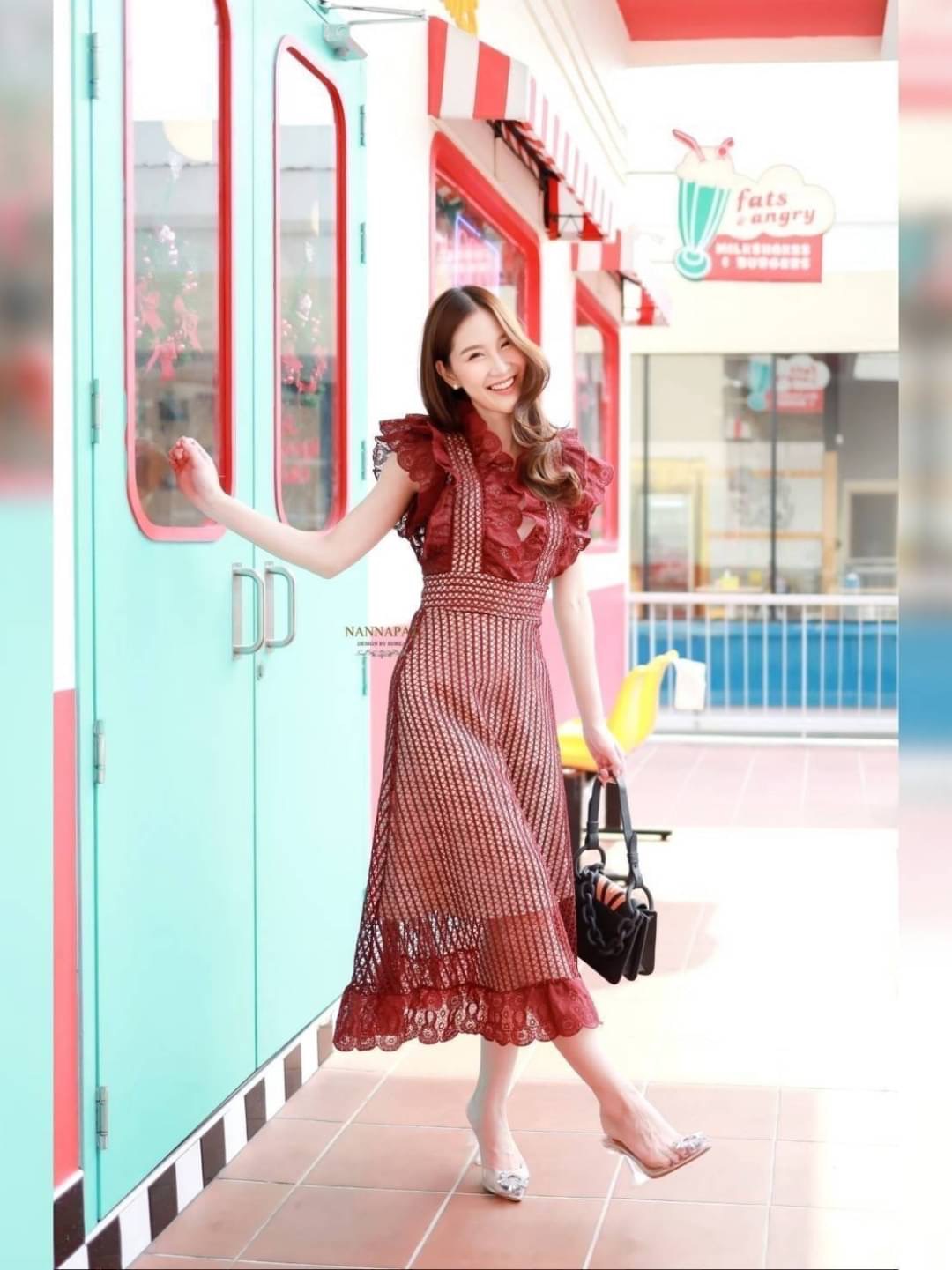 Dress สวยหรู ดูดีมีราคา ใส่ออกงานได้เลยนะคะ งานพรีเมี่ยม ผ้าลูกไม้แน่นๆ หนานุ่ม ใส่สบาย มีซับในอย่างดี งานซิปหลัง ระบายอก ช่วงเอวเข้ารูป ทรงสวย กระโปรงบานสวยกำลังดี ราคานี้คุ้มมากนะคะ เห็นงานจริงต้องว้าวแน่นอนคะ