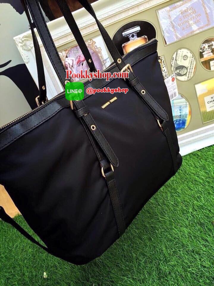 กระเป๋าทรงเท่ห์ สีดำ ยี่ห้อ MANGO คล้าย PRADA วัสดุทำด้วยผ้าร่ม น่าใช้ ขอบและสายกระเป๋าเป็นหนัง saffiano อะไหล่สีทอง ตัดกันลงตัว ดูดีค่ะ ภายในมีช่องซิป 1 ช่อง ฐานแข็งเป็นทรง สายยาวถอดออก และปรับระดับได้ จุของได้เยอะเลยค่ะ เป็นสินค้าแบรนด์แท้ งาน Sale ค่ะ