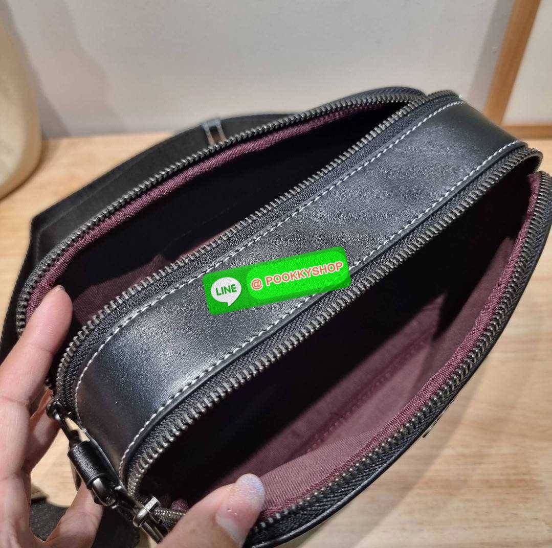 COACH CF484 GRAHAM CROSSBODY WITH COACH MONOGRAM PRINT 🔆 Details ใหม่ล่าสุด กับดีไซน์โฉมใหม่ ที่เปลี่ยนลุคไปเลย กระเป๋าครอสบอดี้ทรงยอดฮิตสุดคลาสสิค ใช้งานง่ายและสะดวก ด้านหลังมีช่องย่อย เปิด-ปิดด้วยซิปหลัก 2 ช่อง แบ่งสัดส่วน ภายในเป็นช่องโล่ง ใส่ข