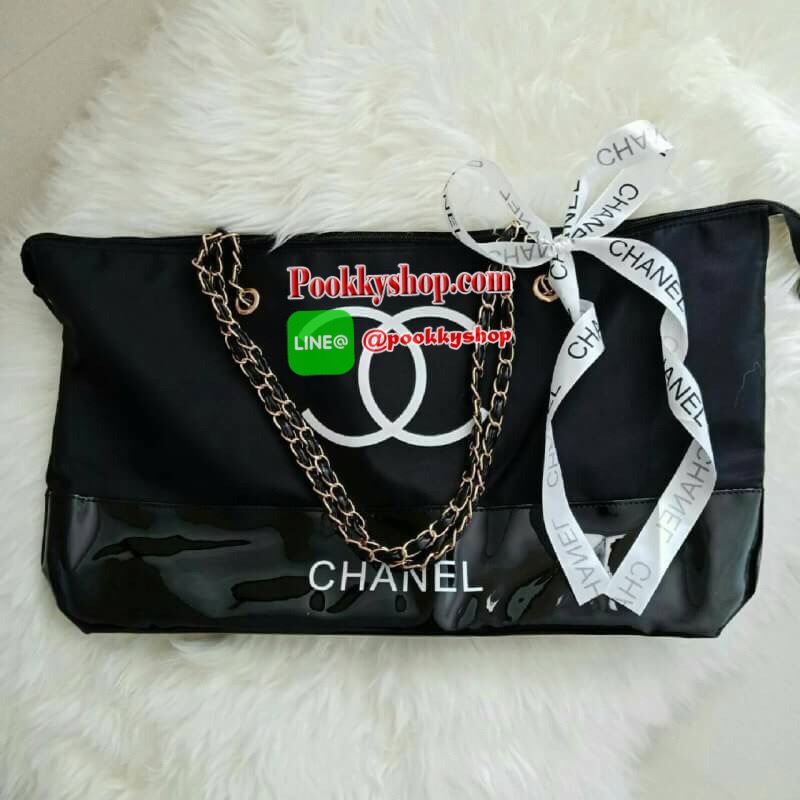 New Gorgeous☆☆ กระเป๋าใบใหญ่ทรง Tote จากแบรนด์ Chanel VIP gift Bag มาพร้อม Ribbin สุดหรู ของแท้ 100% ทำจากผ้าหนา Polyester ฐานล่างกระเป๋าทำจากหนังแก้วผิวมันเงา สวยหรู สกรีนโลโก้ชาแนลหน้าหลัง หัวซิปปั้มโลโก้ ด้านในเป็นช่องกว้าง และมีอีกหนึ่งช