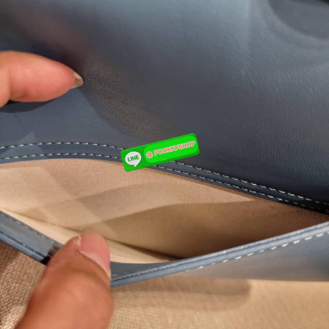CD SADDLE BAG CALFSKIN กระเป๋าสะพายข้างพรีเมี่ยมกิ๊ฟ ทรงสวยไม่ซ้ำใคร กิมมิคในตัว ดูแพง ไซส์ใหญ่ ดีไซน์ย้อนยุค เป็นเอกลักษณ์สวยทุกแบบ เปิด-ปิดด้วยกระดุมแม่เหล็กซ่อน ใช้งานง่ายมากๆ ภายในเป็นช่องโล่ง มีช่องซิป วัสดุหนังลูกวัวฟอกสี ใส่ของสำคัญได้เลย หมดห่วง ม