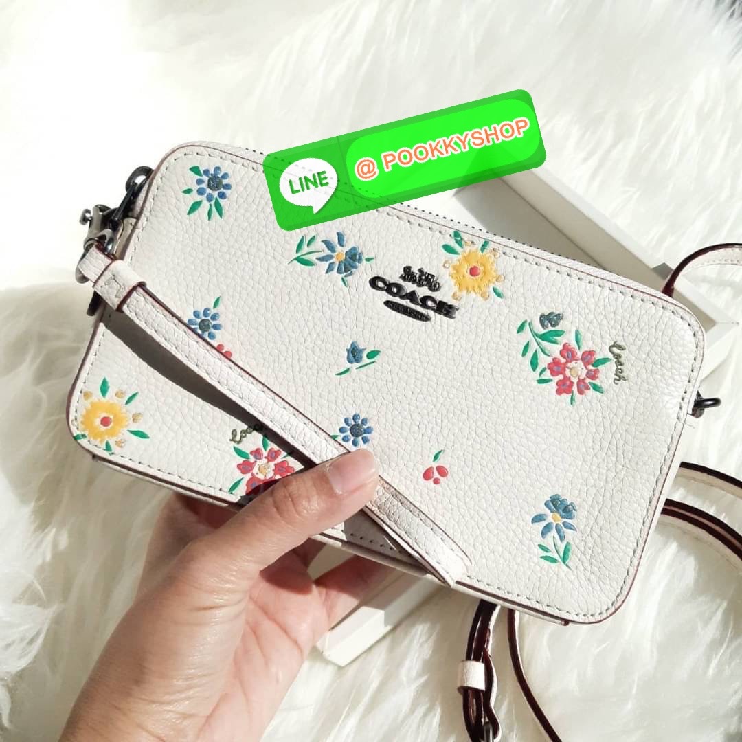 COACH 1103 KIRA CROSSBODY WITH WILDFLOWER PRINT 🏷 เป็นคอลเลคชั่นที่ฮอตมากๆอีกหนึ่ง!! รุ่นนี้ใช้ได้ถึง 2 แบบ!! กระเป๋าสะพายข้าง พร้อมสายคล้องมือ ปรับเปลี่ยนได้ไม่มีเบื่อ ดีไซน์เอกลักษณ์ลวดลายดอกไม้ ใครเห็นเป็นต้องชอบ!! วัสดุหนัง pepble สวยทนทาน ใส่