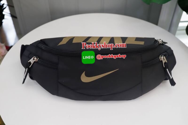 Brand : Nike กระเป๋าคาดเอว สะพายข้างใบใหญ่ เก็บของได้เยอะ ภายนอกมี2 ซิป ภายใน มีซิปเล็กไว้เก็บของ สายสะพายปรับได้ ใส่ได้ทั้งผู้หญิง และ ผู้ชาย