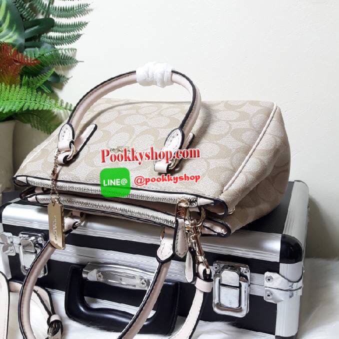 COACH F67027 MINI SURREY CARRYALL IN SIGNATURE CANVAS (COACH F67027) รุ่น 9 นิ้ว Coach ทรง prada รุ่นนี้มี 2 ซิป และช่องใส่ของด้านในเยอะมากๆ เกินคุ้มเลยทีเดียว พลาดไม่ได้แล้วววว ✔หูจับยาว4นิ้ว ✔สายสะพายยาว23นิ้ว