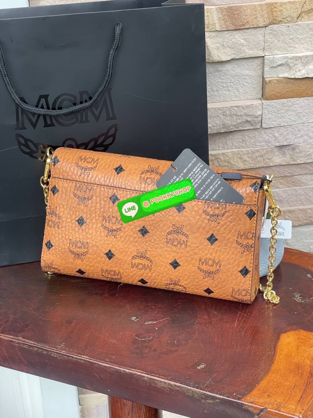 MCM Millie Flap Crossbody In Visetos ในฐานะตำนานที่ยังคงอยู่ กระเป๋าจากคอลเล็กชั่น Millie นี้ มีเรื่องราวของ MCM แทรกซึมอยู่ในทุกองค์ประกอบ กระเป๋าใช้งานแบบCrossbody โดยฝาปิดกระเป๋าตัดเย็บจากผ้าใบเคลือบผิวพิมพ์ลาย Visetos (Visetos Canvas) ถือเป็นไอเทมในฝั