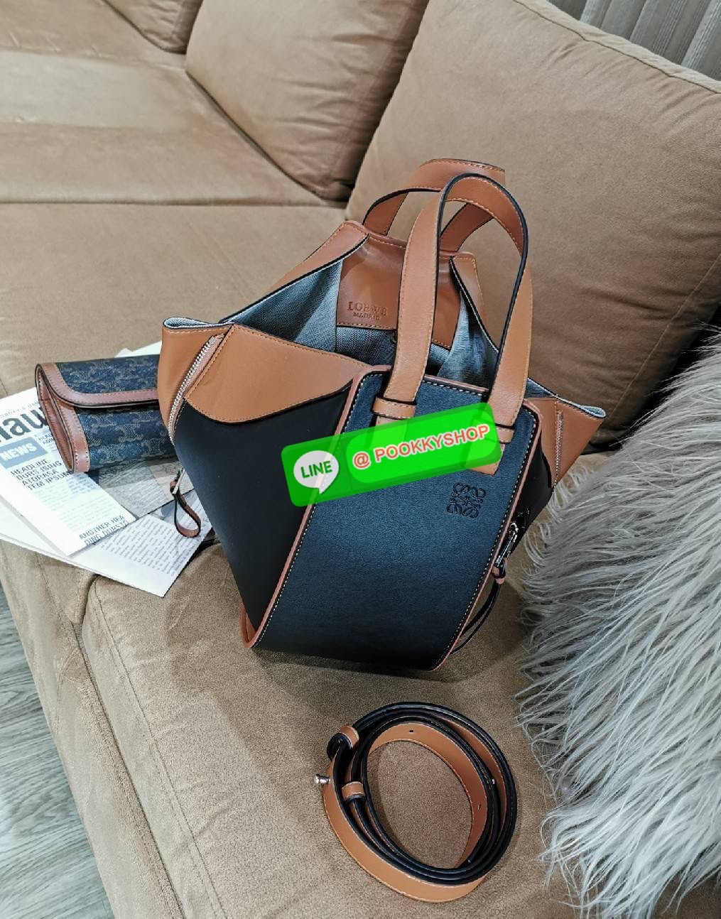 ✴️ห้ามพลาด!✴️LOEWE HANDLE & SHOULDER BAG VIP GIFT WITH PURCHASE (GWP) กระเป๋าถือหรือสะพายหนังแท้พรีเมี่ยมกิ๊ฟ Limited จาก LOEWE PERFUME DUTYFREE รุ่น Rare items สุดๆวัสดุหนังแท้ Calfskin หนังสวยดีไซน์มีเอกลักษณ์ ใบใหญ่กำลังดี น้ำหนักเบา ด้าน