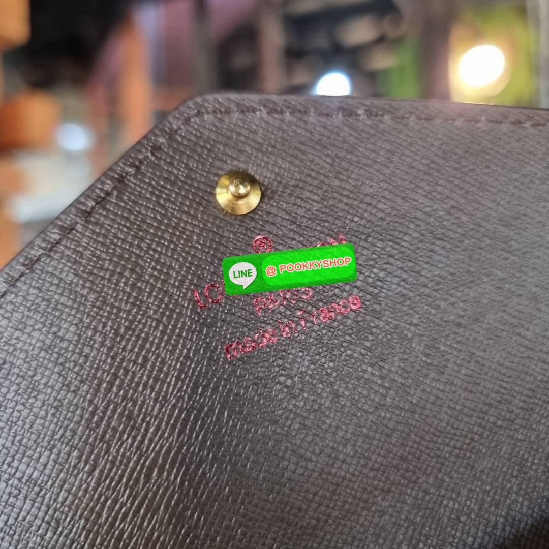 Hot item!! LV long flap wallet with gwp กระเป๋าสตางค์พรีเมี่ยมกิ๊ฟ เป็นไอเท็มสุดฮิต แบบฝาพับ ใช้งานสะดวกขึ้นกว่าเดิม รุ่น unisex ที่จะหนุ่มๆสาวๆ ก็ใช้ได้หมด!! ใบยาวขนาดกำลังเหมาะมือ ถือแล้วขับผิวทุกสี วัสดุหนังแคนวาส ทนทาน เปิด-ปิดด้วยกระดุม ภายในมีช่องใส