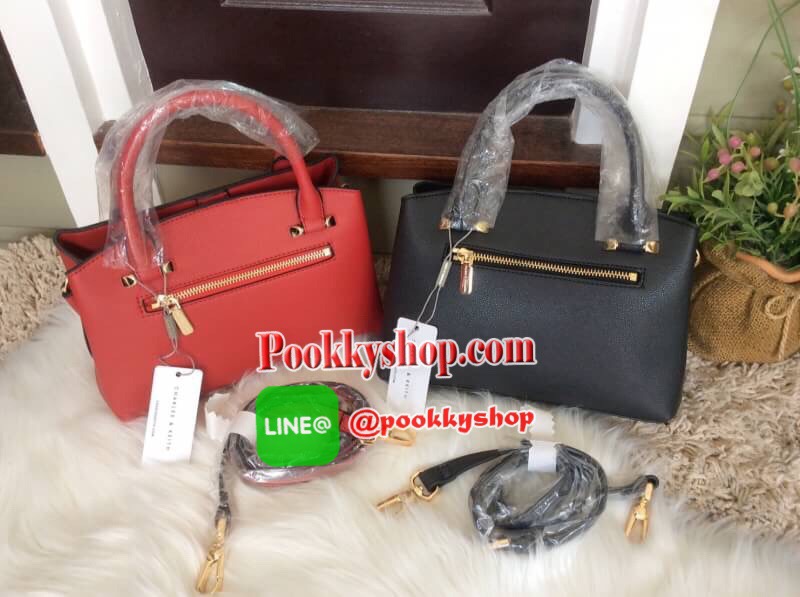 จัดส่งฟรี EMS ทั่วไทยค่ะ พร้อมส่ง New! 2017 CHARLES & KEITH BASIC CITY BAG SHOP (Size M) กระเป๋าถือหรือสะพาย ทรงสวย ขนาดกำลังดี อยู่ทรง หนังpuแข็ง ภายในเปิด-ปิดด้วยกระดุมแม่เหล็ก มี2ช่อง คั่นกลางด้วยช่องซิป ฐานกระเป๋ามีหมุดรองฐานสี่มุม ใส่กระเป๋าสตางค์ยาว