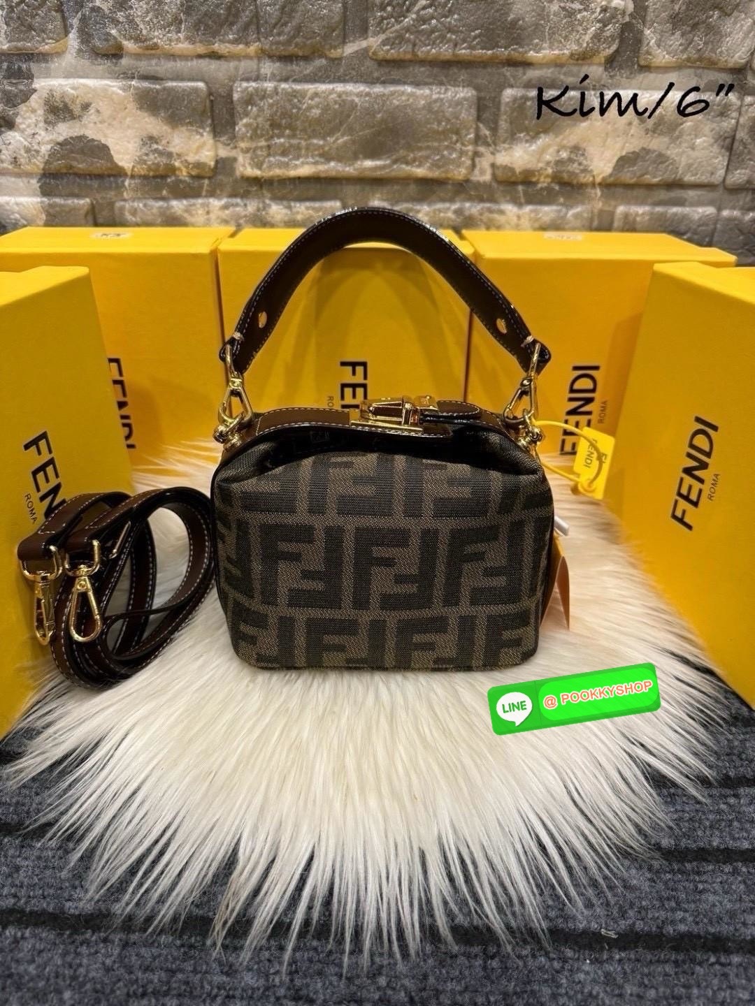 FENDI Mini Tobacco Monogram FF Logo Zucca Bag กระเป๋าสะพายไซส์มินิน่ารัก แมทชุดง่าย รุ่นสุดปัง แรงเกินต้านสุดๆ รูปทรงเป็นเอกลักษณ์ ดีเทลน่ารักด้วยตัวล็อคเปิดปิดคาดบนตัวกระเป๋า ทำให้ใบนี้ดูไม่น่าเบื่อเลย มีสายสั้น+สายสะพายไหล่ ปรับสายได้ ภายในเป็นช่องโล่ง
