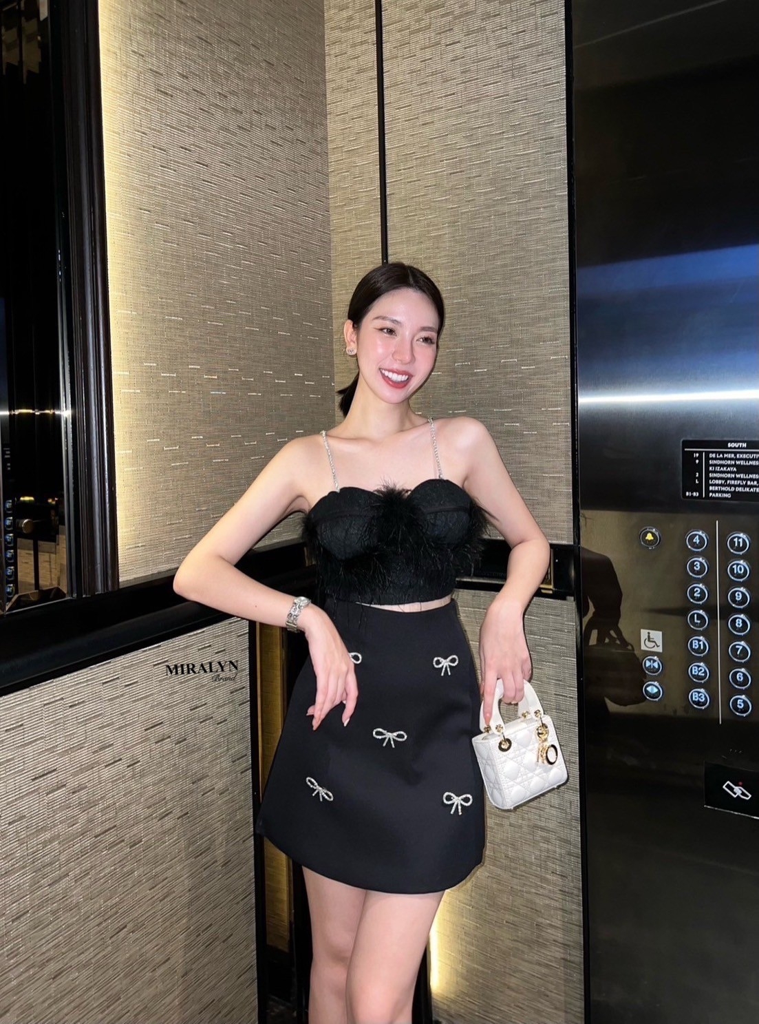 ชุดเซทแฟชั่น Set เสื้อสายเดี่ยวแต่งเพชรเม็ดใหญ่ช่วงอกแต่งขนนกงานแน่นมาก กระโปรงทรงสุดน่ารักมีเข็มกลัดโบว์