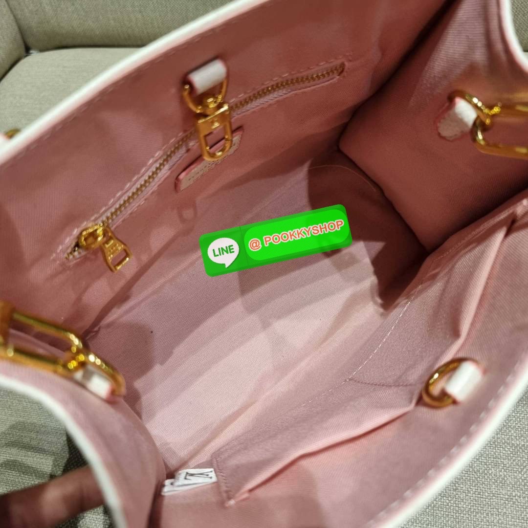 New arrival!! LV crossbody tote bag ดีไซน์ใหม่ น่ารัก ละมุน น่าใช้มาก จากเคาน์เตอร์ dutyfree กระเป๋าทรงโท้ทที่ใครเห็นต้องเป็นคลั่งรัก ดีไซน์คลาสสิค ผู้ดี หรูหรา โทนสีใช้งานง่าย ทุกสไตล์ วัสดุหนัง pepble มาพร้อมหูจับในตัว คล้องแขนก็ดูแพง หรือจะเกี่ยวสายครอ