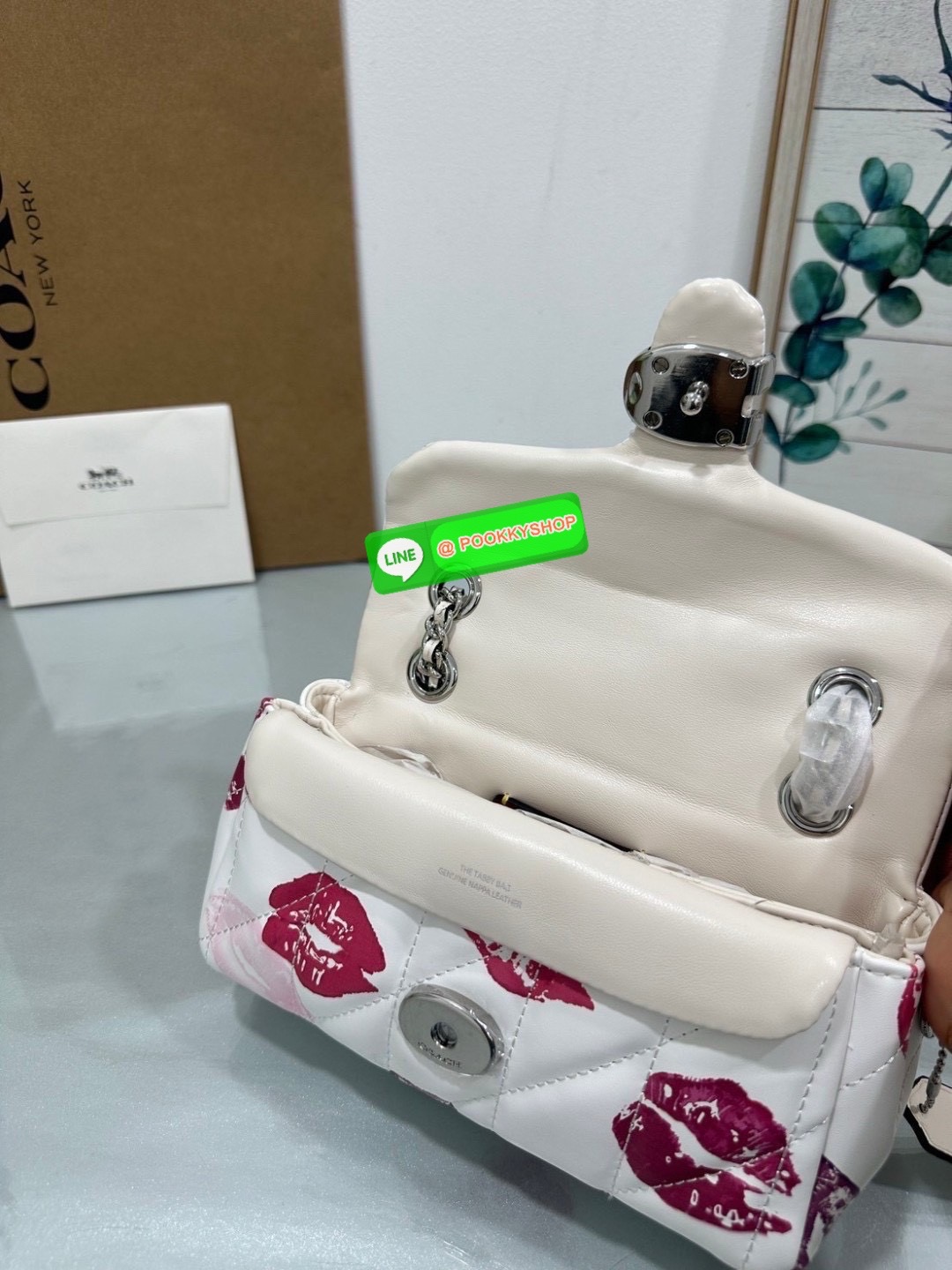 Coach CR114 – Tabby Shoulder Bag 20 With Quilting And Lip Print ไอเทมสุดจี๊ดจาก Coach USA ที่ห้ามพลาด! รายละเอียดสินค้า: • วัสดุ: หนังแกะนัปป้า (Nappa Leather) นุ่มหรูระดับพรีเมียม • ลวดลาย: ลิปปริ้นท์ (Lip Print) ลิมิเต็ดสุดปัง