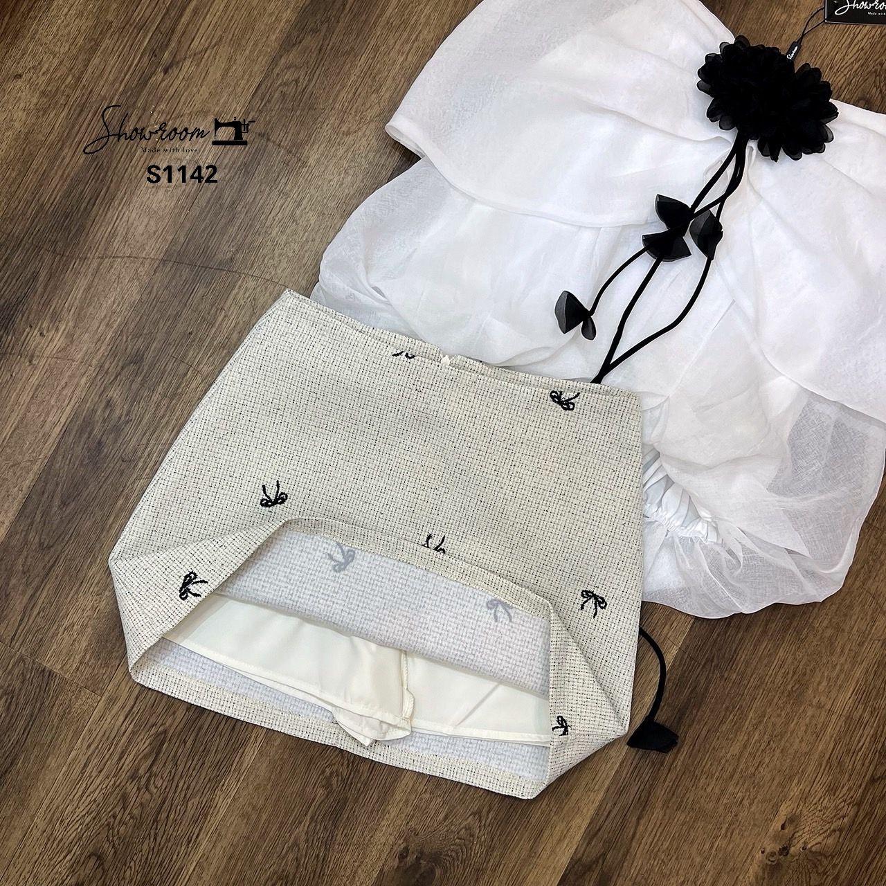 ชุดเซทแฟชั่น เซ็ตเสื้อเกาะทรงบอลลูน มาพร้อม accessories ดอกไม้สีดำประดับชุดดูมีดีเทล